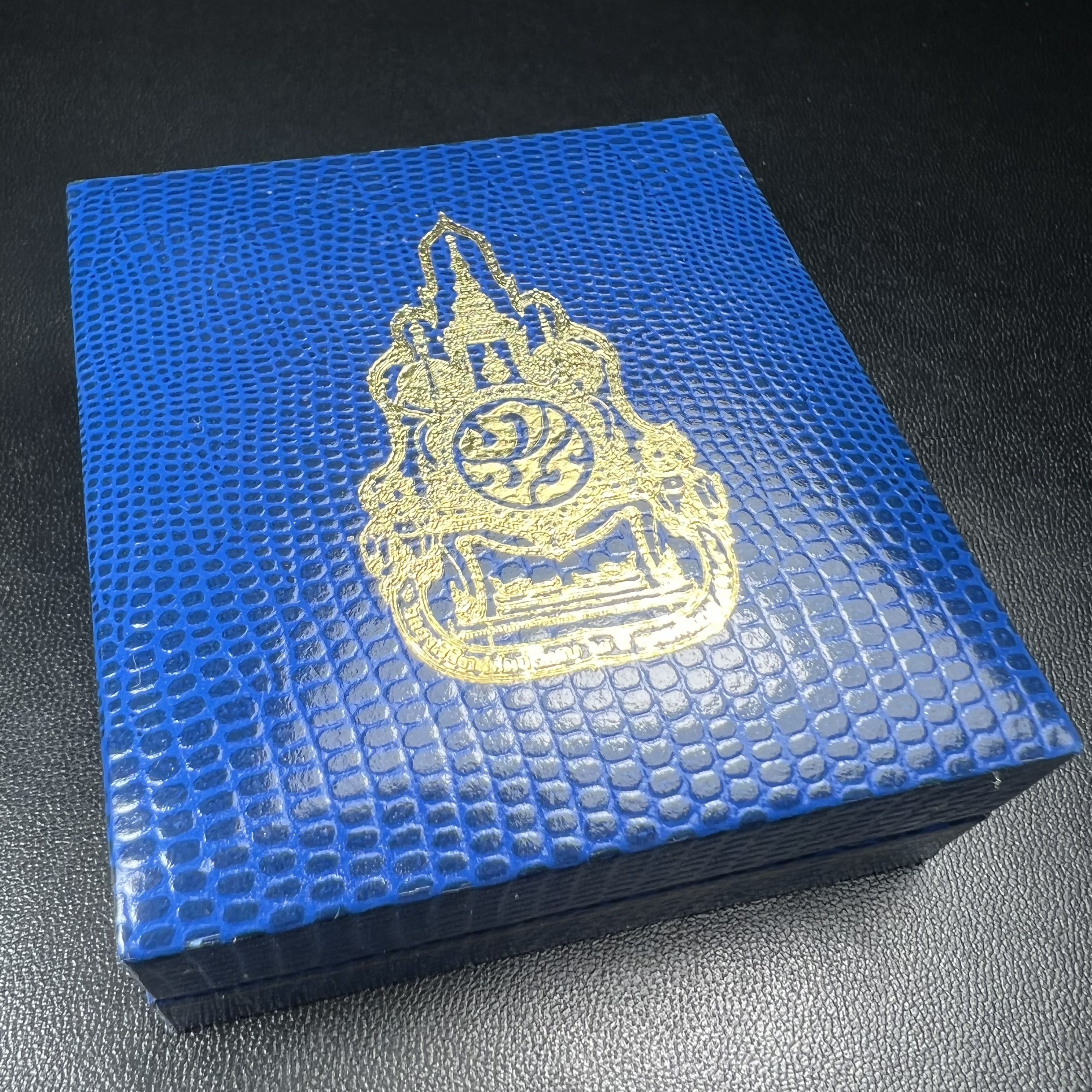 เข็มที่ระลึกตราสัญลักษณ์งานฉลองสิริราชสมบัติครบ 60 ปี พุทธศักราช 2549 ในหลวงรัชการที่ 9 จัดทำขึ้นโดยสำนักงานปลัดสำนักนายกรัฐมนตรี