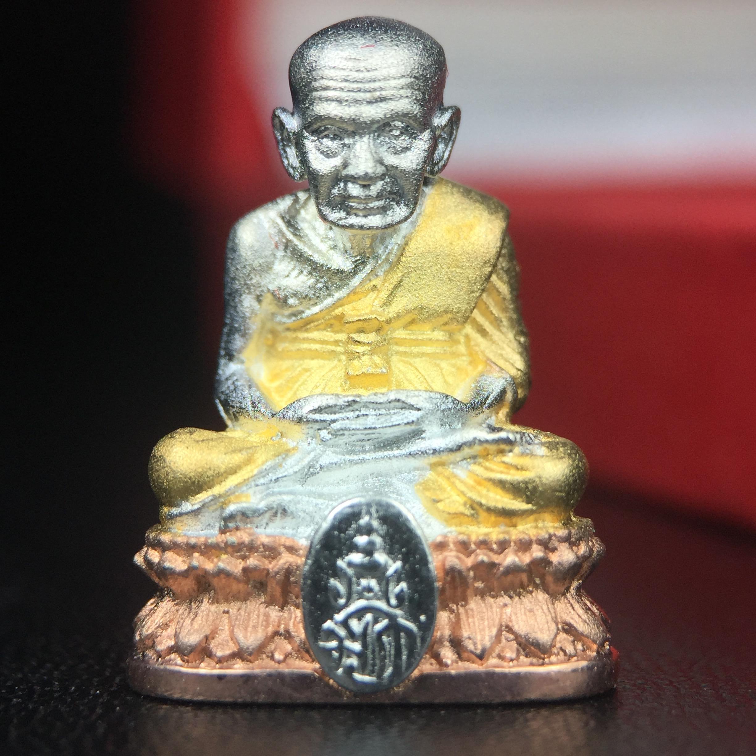 สมเด็จหลวงปู่ทวด วัดช้างให้ รุ่น เฉลิมพระเกียรติ ตราสัญลักษณ์ มวก. พิมพ์ลอยองค์เนื้อเงิน-สามกษัตริย์ ปี 2544 พิธีพุทธาภิเษกใหญ่ ณ อุโบสถวัดช้างให้และอุโบสถวัดพระศรีรัตนศาสดาราม ( วัดพระแก้ว )โดยนิมนต์เกจิชื่อดังสายใต้ทั้งหมดจำนวน 108 รูป