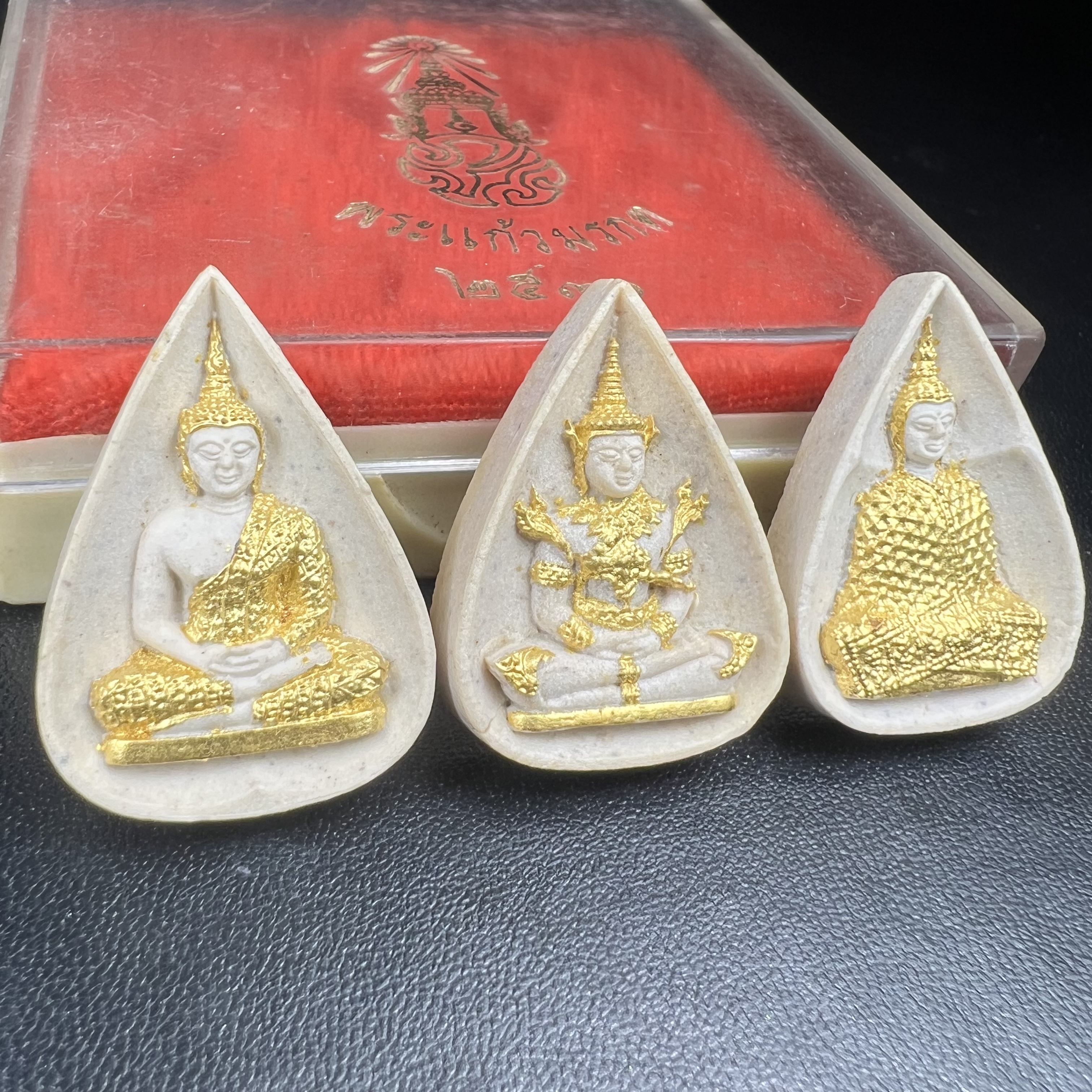 พระแก้วมรกต หลัง ภปร. เนื้อผง ปี2530 พระดี พิธีใหญ่ ประกอบพิธีพุทธาภิเษกพร้อมกับพิธีพระกริ่งปวเรศ ปี2530 วัดบวรนิเวศและวัดพระแก้ว(ครบชุดสามฤดูกล่องเดิมครบ)หายาก