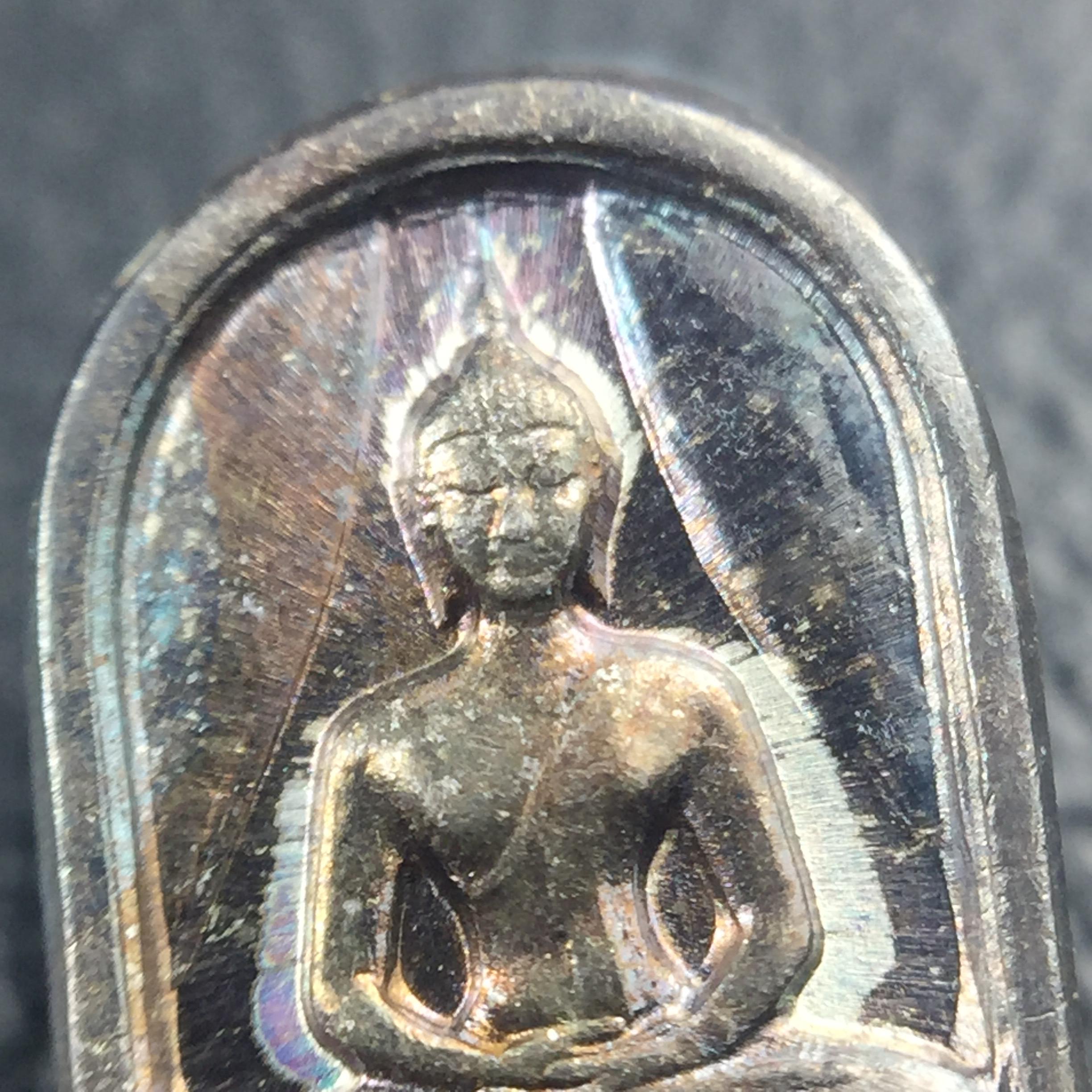 พระปรกใบมะขาม พระพุทธสิหิงค์ ภปร. ธรรมศาสตร์ 50ปี เนื้อเงิน(ตอกสองโค๊ด ผ่านสองพิธีวาระ 50ปีและ60ปี หายากนิยม)(คัดสภาพสวย)(ในหลวงรัชกาลที่9 เสด็จเททอง)(พระปรกใบมะขาม ภปร. รุ่นแรก)(พิธีใหญ่ เกจิที่มีชื่อเสียงมาร่วมปลุกเสกจำนวนมาก ชนวนมาลสารเก่าเข้มขลัง )