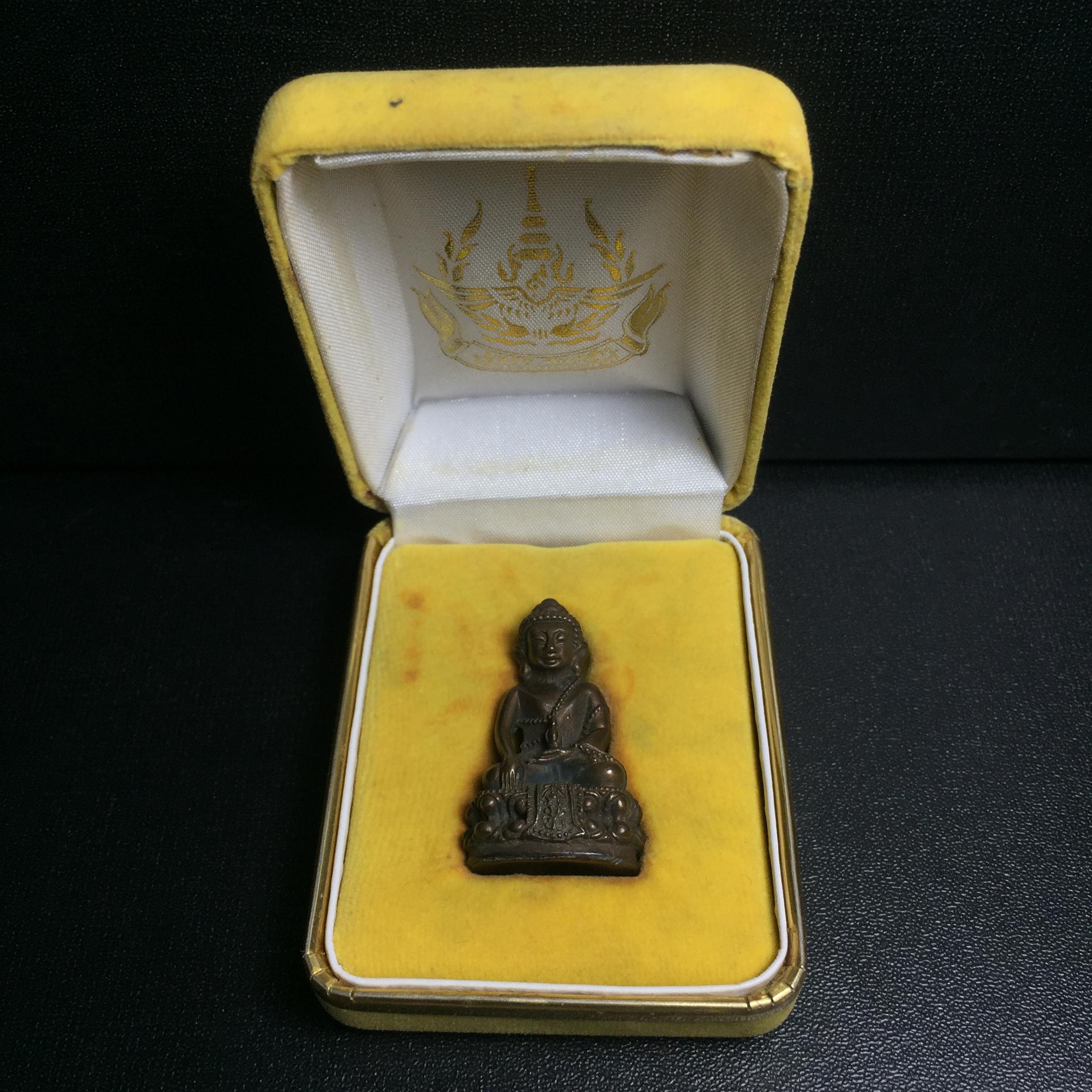 พระกริ่งคุ้มเกล้าฯ มหามงคล(วัตถุมงคล"คุ้มเกล้าฯ") ภปร. รพ.ภูมิพล เนื้อนวโลหะพิมพ์หน้าจีน(กล่องพิเศษกรรมการหายาก)(ในหลวงรัชกาลที่9เสด็จเททอง)(1ใน9720องค์)