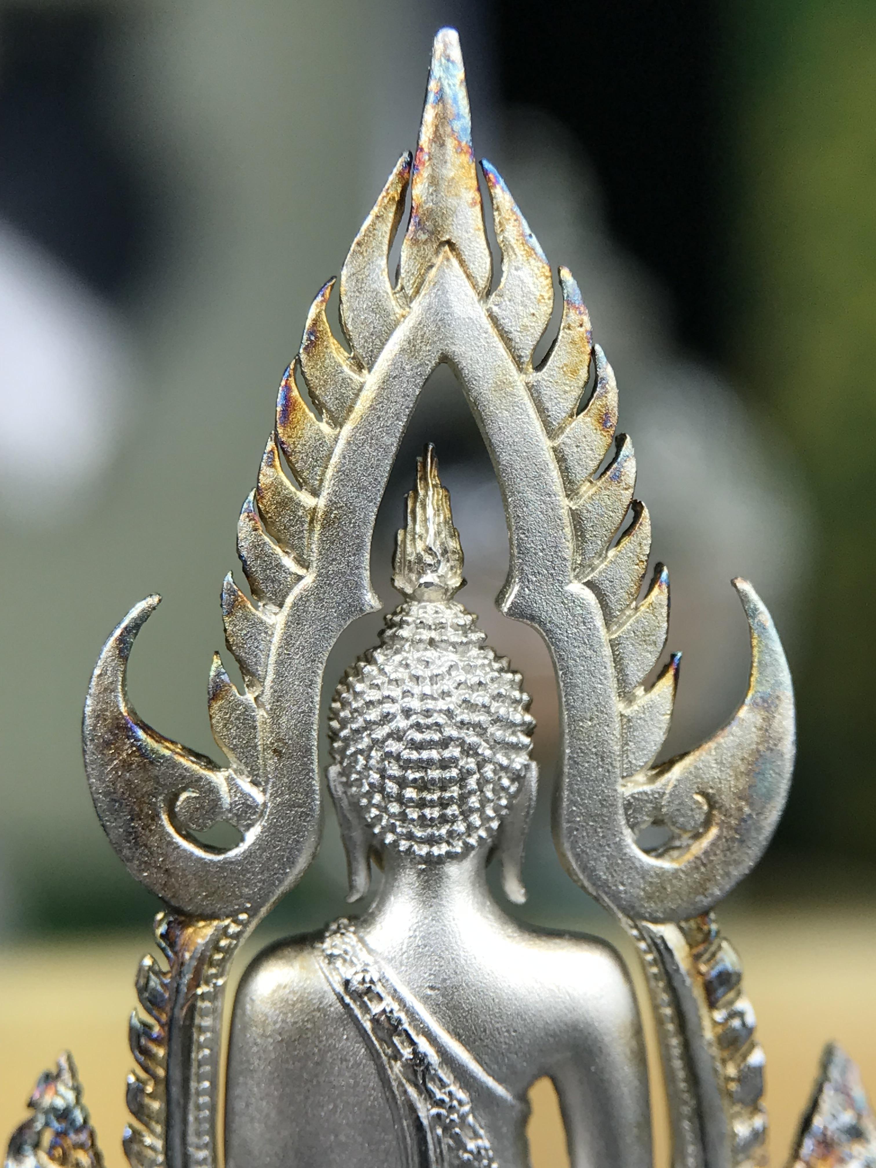 พระพุทธชินราช ภปร. 84 พรรษา ปี 2554 พิมพ์กลางขนาดหน้าตัก 1/2 นิ้ว(สูง 3.8 ซม.) เนื้อเงินชุบทองคำขาว(สภาพผิวเดิมสวย ขึ้นสีรุ้งธรรมชาติ แบบนิยม สวยมาก) (พระราชทานมวลสาร จิตรลดาและเส้นพระเจ้า(เส้นผม)รัชกาลที่9)พุทธศิลป์ทรงคุณค่าอีกหนึ่งรุ่นยอดนิยม