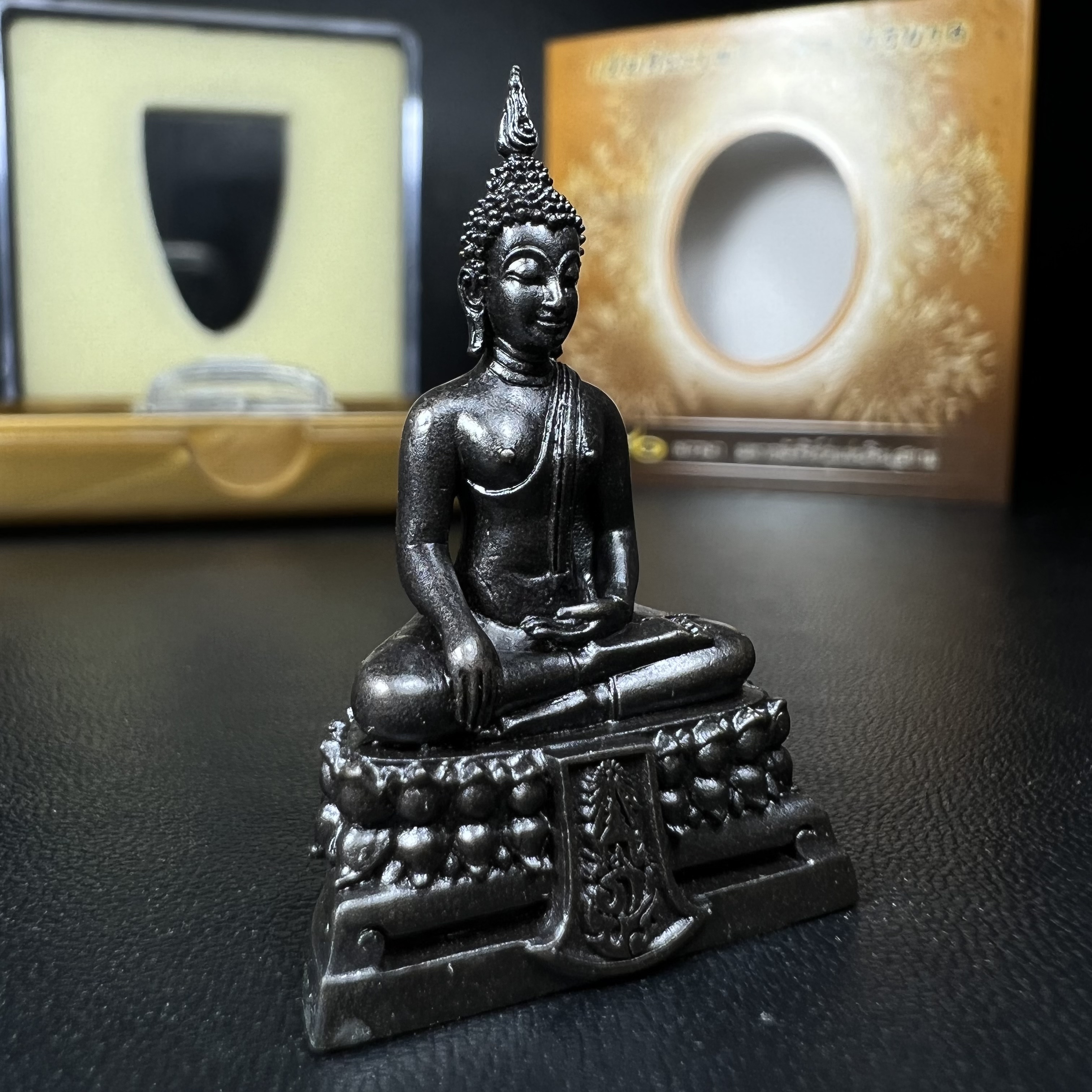 พระพุทธรูปคุ้มเกล้า ภปร. มหามงคล 80พรรษา “รุ่นเย็นศิระเพราะพระบริบาล 80พรรษา มหากษัตริย์คู่แผ่นดินสยาม” เนื้อนวโลหะรมดำ พิมพ์ใหญ่ ขนาด 18*35 มม.(โลหะชนวนพระ ภ.ป.ร.2508 และผงตะไบพระกริ่งปวเรศ 2530 มาร่วมในการจัดสร้างด้วย)