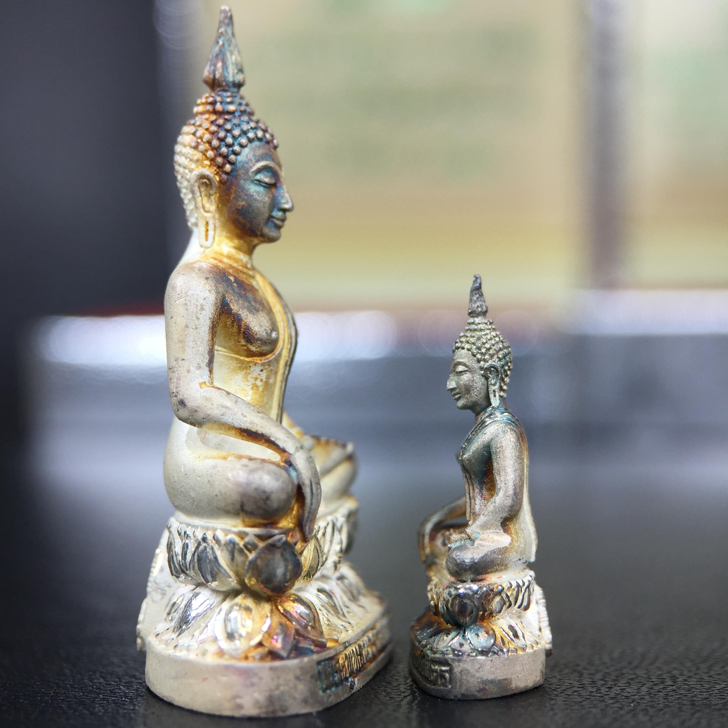 พระกริ่ง+พระชัยวัฒน์พระพุทธนวราชบพิตร ครองสิริราชสมบัติครบ 50 ปี พ.ศ.2540 เนื้อเงินผิวเดิมๆขึ้นสีรุ้งธรรมชาติแบบนิยม(หายาก)(สีสันที่ธรรมชาติสรรค์สร้าง)พร้อมกล่องบรรจุเดิมครบ(1ชุด 2 องค์)1 ใน 9500 ชุด