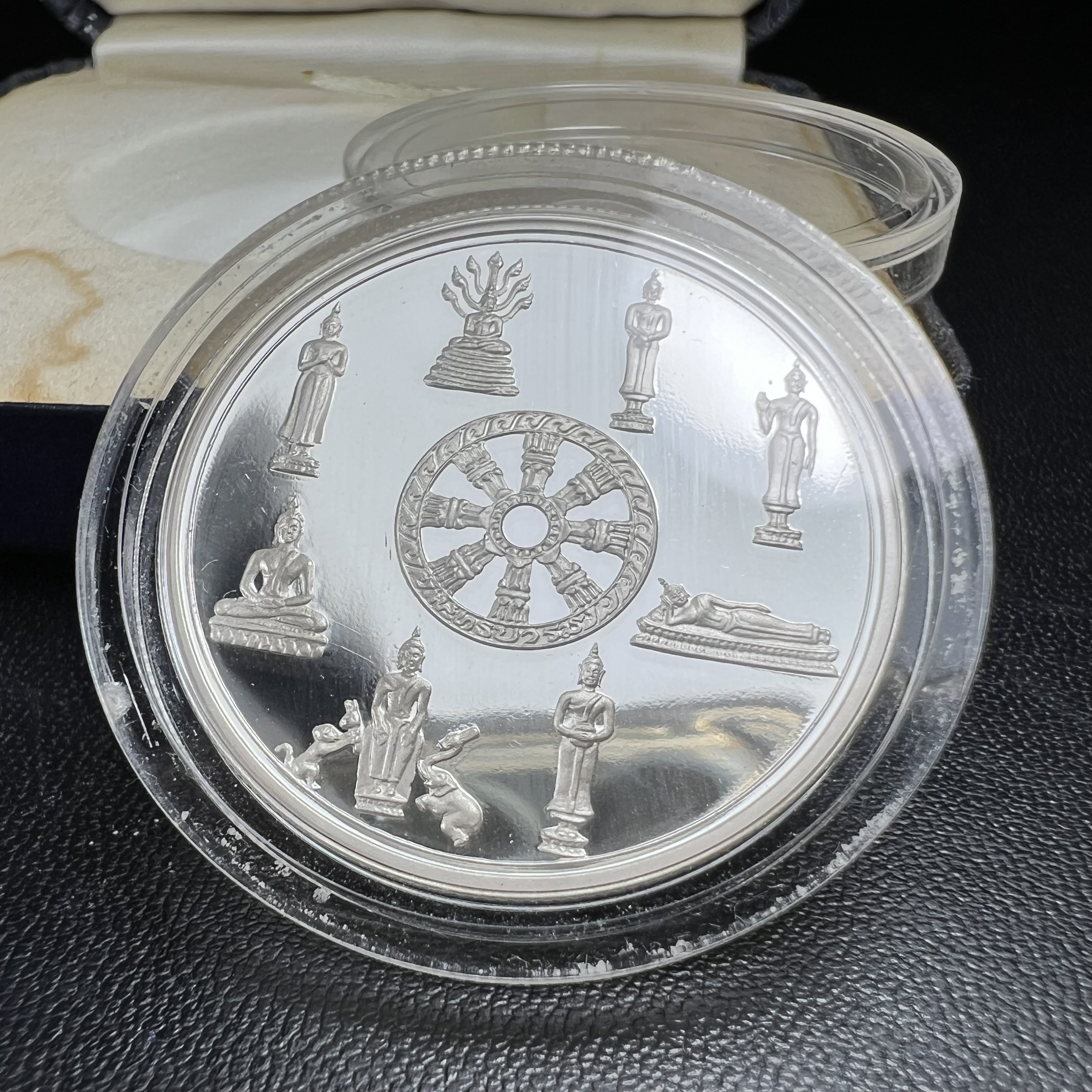 เหรียญพระแก้วมรกต พระพุทธชินราช พระพุทธโสธร รุ่นพุทธบารมี ปี 2540 เนื้อเงินขัดเงา 99.9% พร้อมกล่องบรรจุเดิม พิธีพุทธาภิเษก 2 พิธี มหามงคล (พระพุทธคู่บ้านคู่เมือง รูปแบบเหรียญสวยงดงามมาก พิธีใหญ่ เป็นที่นิยม)สร้างน้อยหายาก 1 ใน 500 เหรียญ