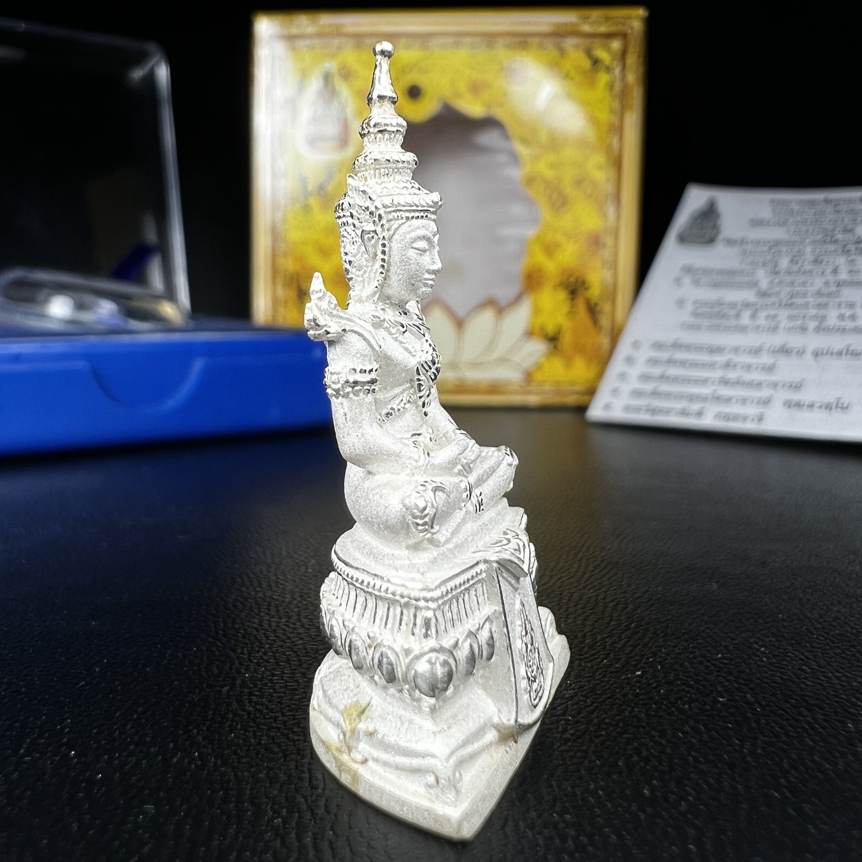 พระแก้วมรกต(จำลอง)ลอยองค์ ขนาดหน้าตัก 1/2 นิ้ว ทรงเครื่องฤดูร้อน เนื้อเงิน ตราสัญลักษณ์ฉลองสิริราชสมบัติ ครบ 60 ปี พ.ศ.2549(สภาพสวย ครบ สมบูรณ์))