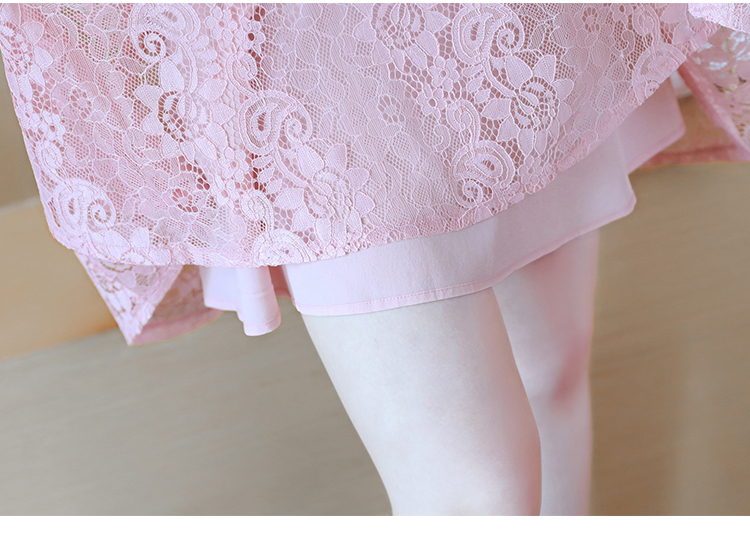 ชุดเดรสสั้นผ้าลูกไม้สีชมพูอมส้มแขนสั้นโชว์ไหล่กระโปรงทรงเอพร้อมเข็มขัดสีชมพู