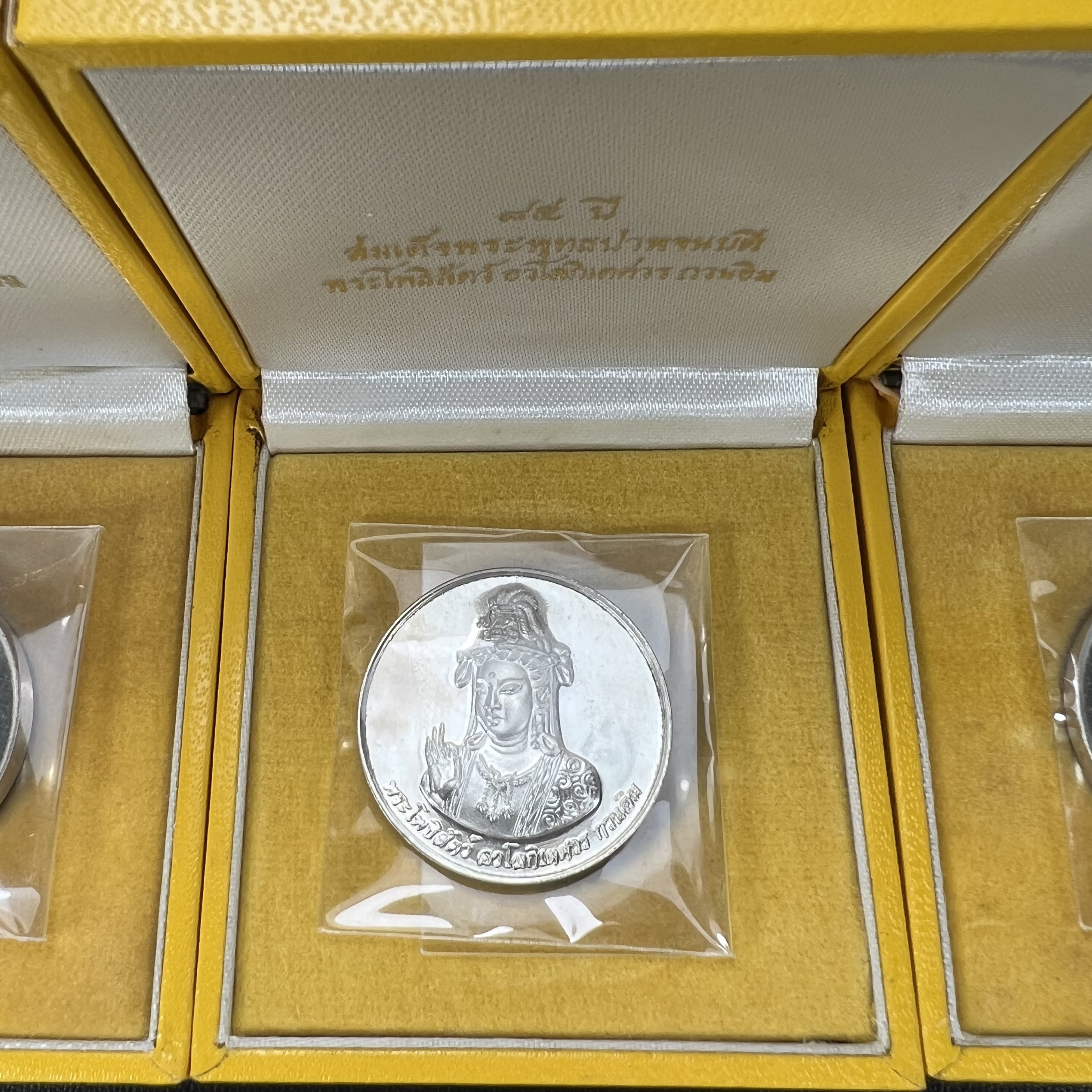 เหรียญพระโพธิสัตว์ อวโลกิเตศวร กวนอิม หลังมังกรเล่นแก้ว วัดราชบพิธสถิตมหาสีมาราม ปี 2536 เนื้อเงิน(ขัดเงาผิวกระจก) ขนาด 3 ซม. ตอกโค๊ตขอบเหรียญ ปลุกเสกพิธีใหญ่ พร้อมกล่องบรรจุเดิมครบ สภาพสวย