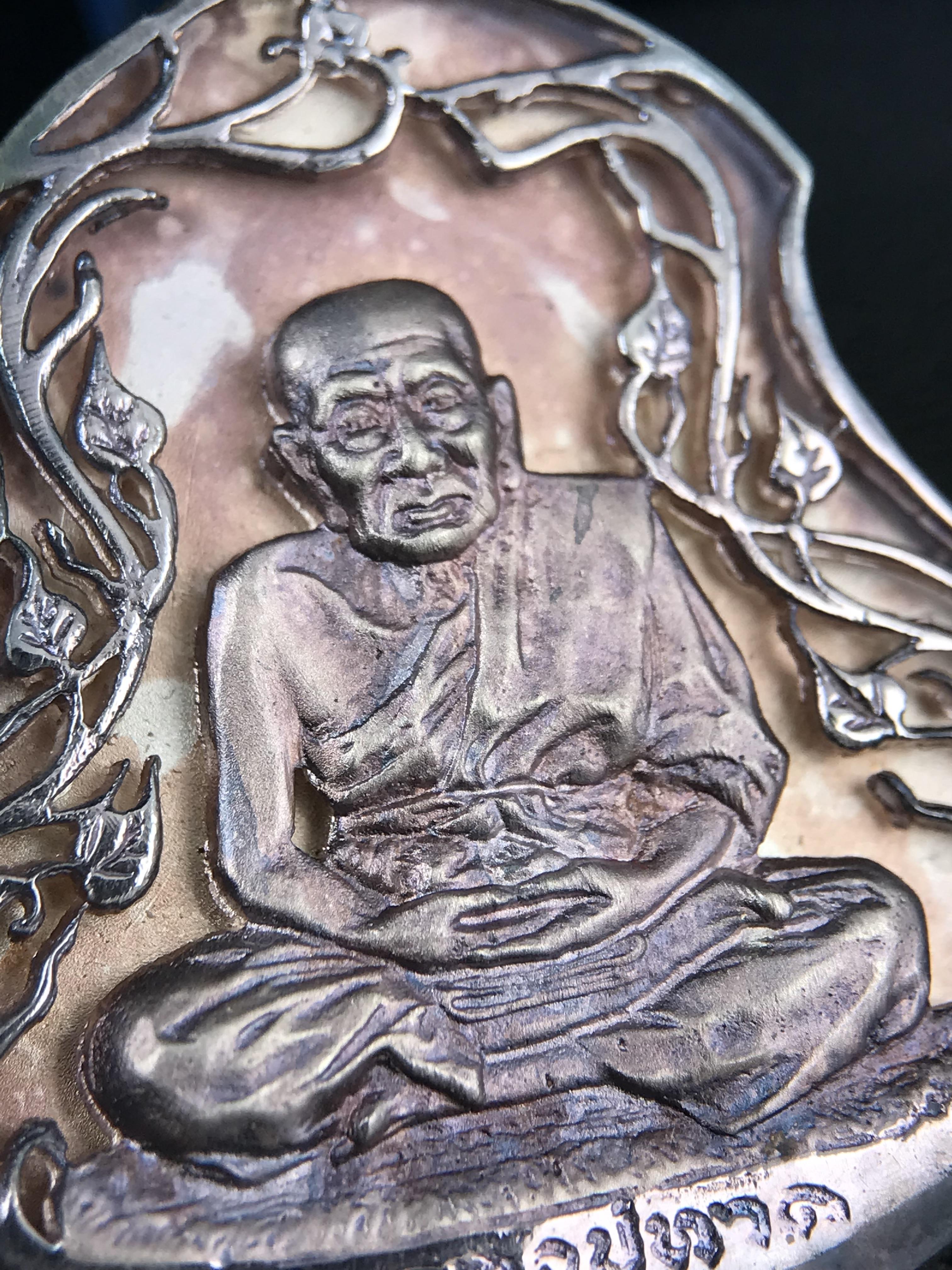 เหรียญหลวงปู่ทวด พระนามาภิไธย สก. แบบงานฉลุโบราณ(HAND MADE) ปี 2544 เนื้อเงิน(ผิวเดิมขึ้นสีรุ้งออกม่วงธรรมชาติสวยมาก) พิธีปลุกเสก ณ อุโบสถวัดช้างให้ และ พิธีมังคลาภิเษก ณ พระอุโบสถ วัดพระศรีรัตนศาสดาราม(วัดพระแก้ว) (1 ใน 2000 เหรียญ)พบเจอน้อยหายากมาก