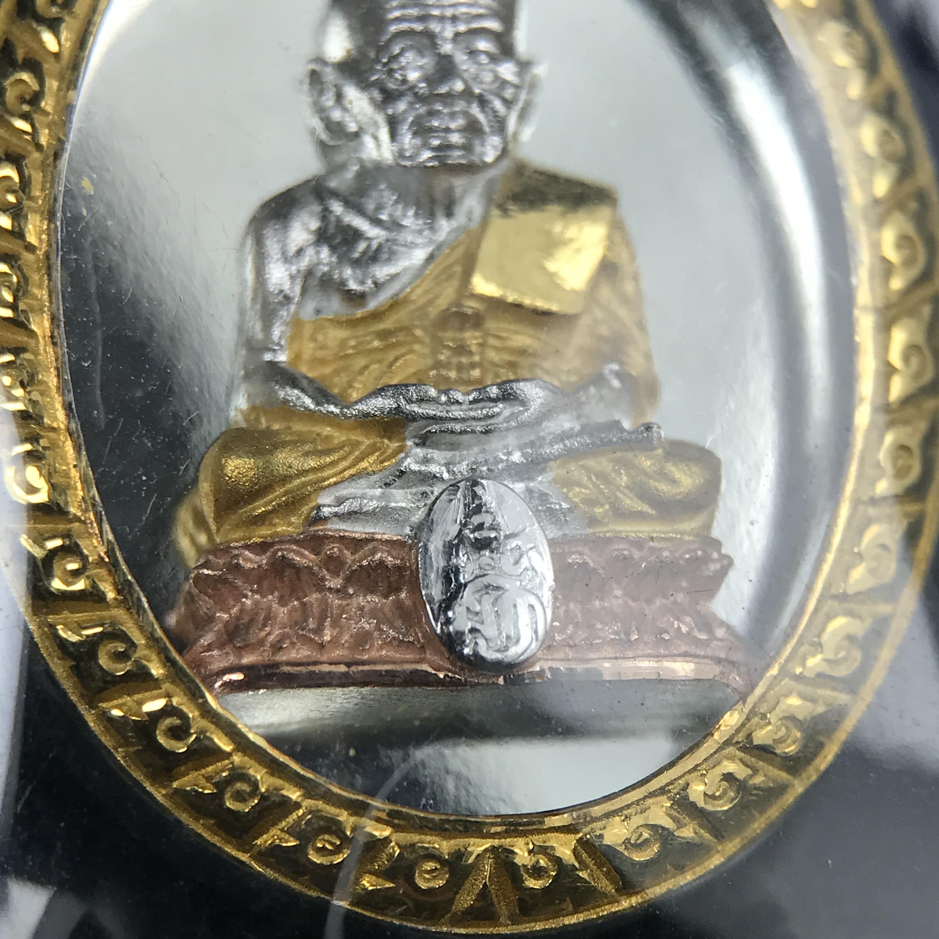 สมเด็จหลวงปู่ทวด วัดช้างให้ รุ่น เฉลิมพระเกียรติ ตราสัญลักษณ์ มวก. พิมพ์รูปไข่เนื้อเงิน-สามกษัตริย์ ปี 2544 พิธีพุทธาภิเษกใหญ่ ณ อุโบสถวัดช้างให้และอุโบสถวัดพระศรีรัตนศาสดาราม ( วัดพระแก้ว )โดยนิมนต์เกจิชื่อดังสายใต้ทั้งหมดจำนวน 108 รูป(องค์หมายเลข 2950)