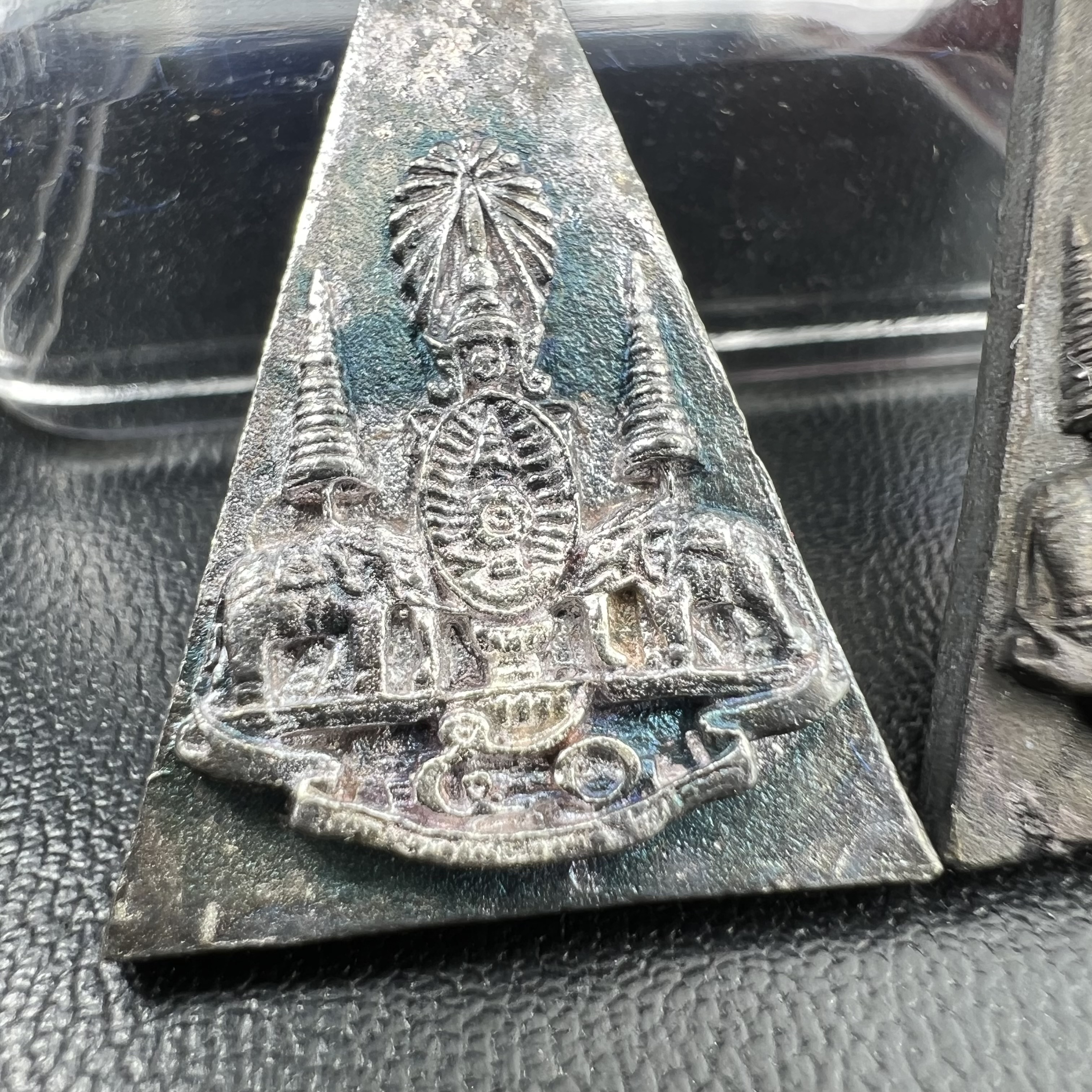 พระกำลังแผ่นดิน (สมเด็จจิตรลดา2) จัดสร้างเฉลิมพระเกียรติ ร.9 ครองราชย์ 50 ปี 2539 เนื้อเงิน(ผิวเดิมกลับดำ รุ้งๆสวย)+เนื้อนวโลหะ(สร้างน้อยหายาก)พร้อมกล่องบรรจุเดิมครบสมบูรณ์(1ใน2539องค์)