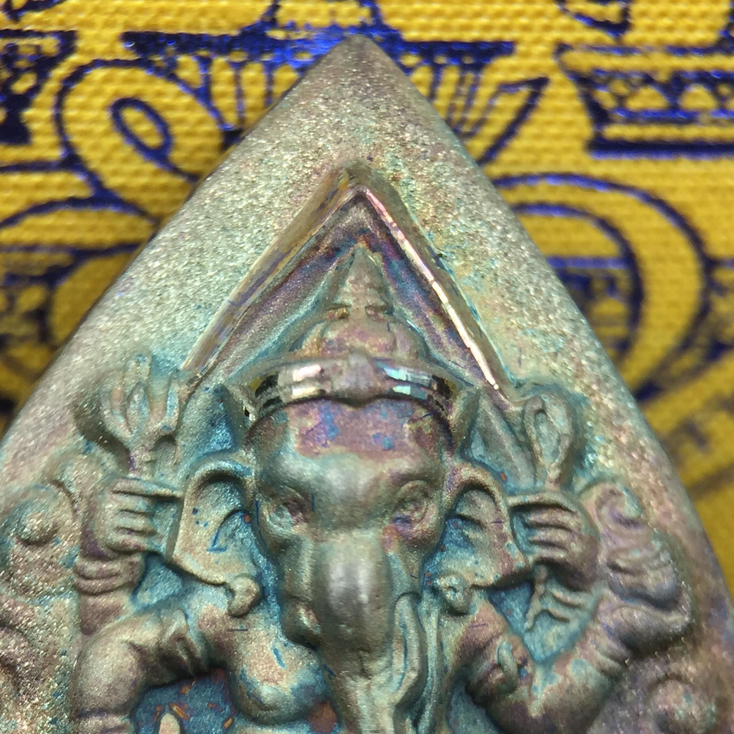 เหรียญพระพิฆเนศวร ญสส. ชุดกาญจนาภิเษกครองราชย์ 50 ปี พุทธศักราช 2538 พิมพ์ใหญ่(2.9 ซม.) เนื้อเงินผิวเดิมกลับดำขึ้นสีรุ้งเข้มขลังงดงามธรรมชาติสร้างสรรค์ สภาพสวยเดิมพร้อมกล่องบรรจุเดิม ตอกโค๊ดหมายเลขกำกับ(1ใน 5539องค์)