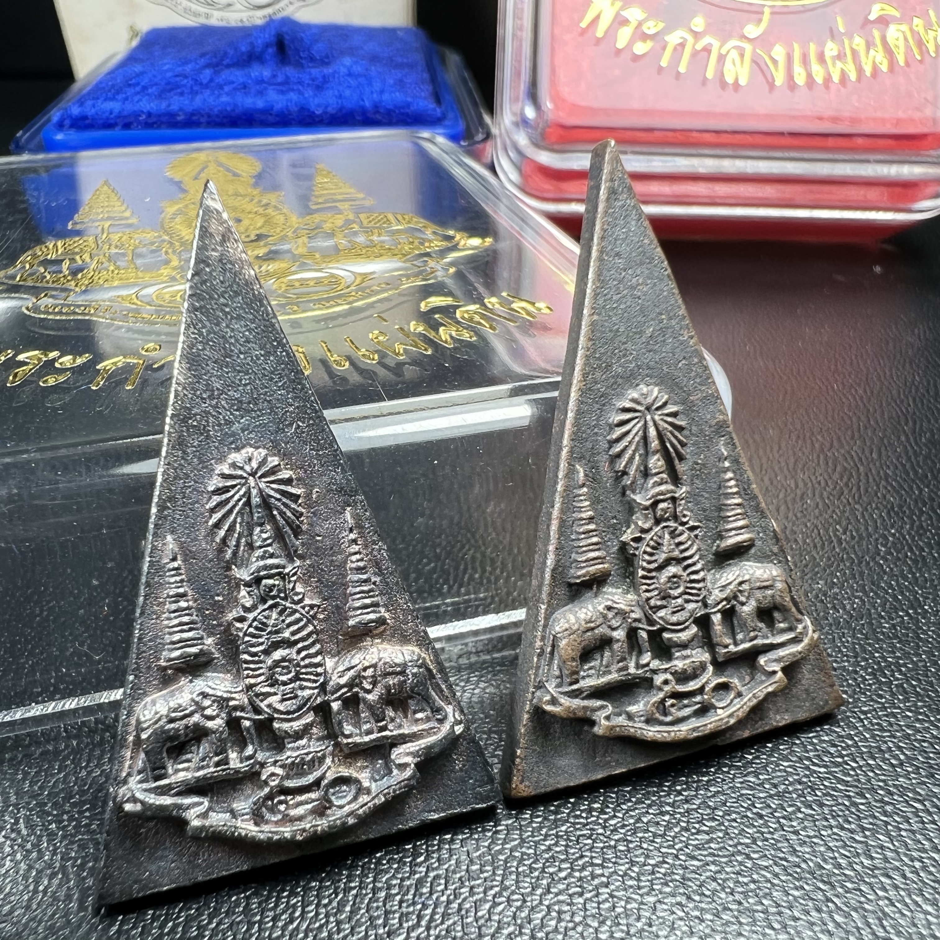 พระกำลังแผ่นดิน (สมเด็จจิตรลดา2) จัดสร้างเฉลิมพระเกียรติ ร.9 ครองราชย์ 50 ปี 2539 เนื้อเงิน(ผิวเดิมกลับดำ รุ้งๆสวย)+เนื้อนวโลหะ(สร้างน้อยหายาก)พร้อมกล่องบรรจุเดิมครบสมบูรณ์(1ใน2539องค์)