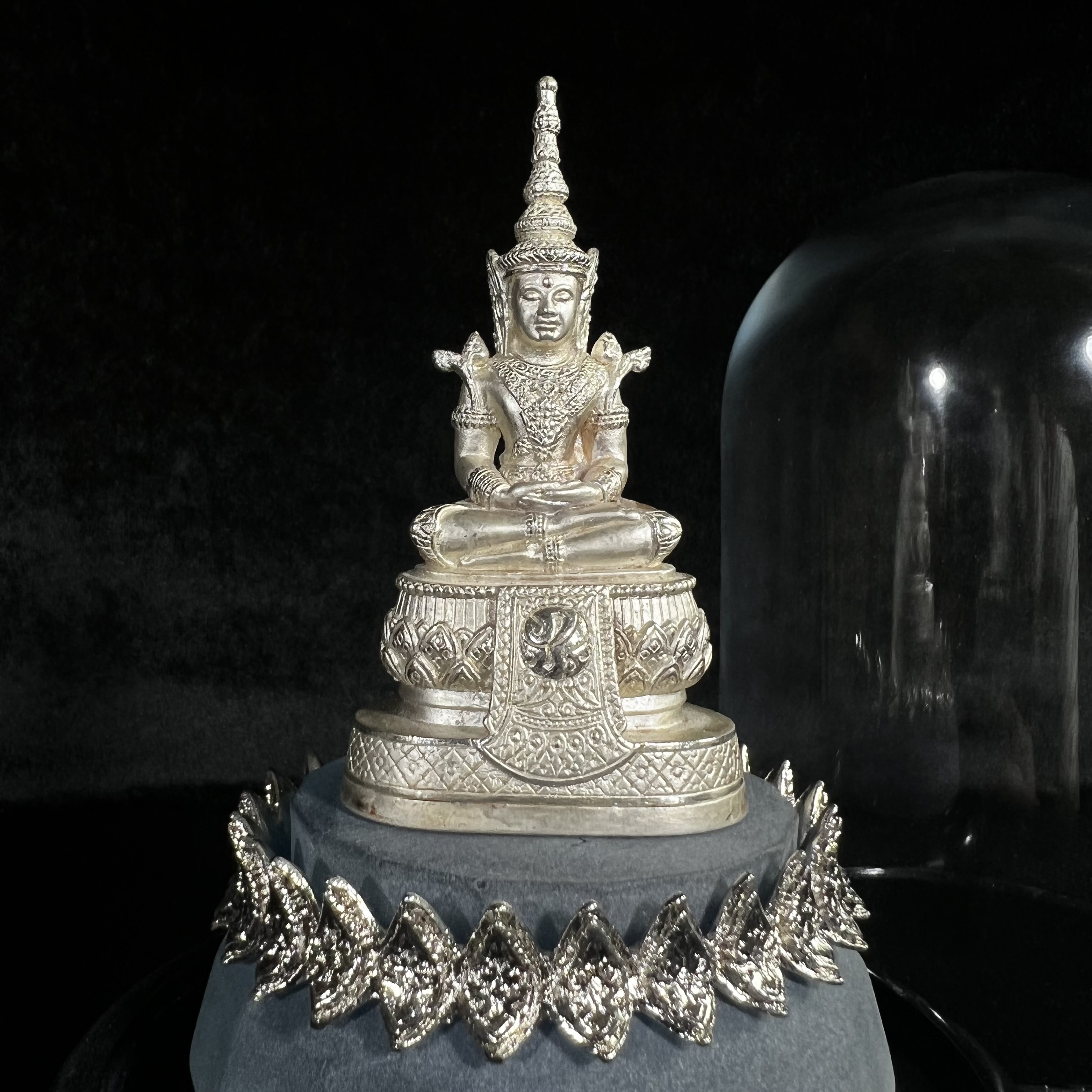 พระแก้วมรกต ภปร.(รุ่นแรก) ปี2545 รุ่นฉลองกรุงรัตนโกสินทร์ครบ 220 ปี หล่อลอยองค์ เนื้อเงินบริสุทธิ์99.9% ขนาดบูชา 50*90 มม. พร้อมฐานวางครอบแก้วเดิม(สวยงามและหายากมาก)(1ใน3000องค์)