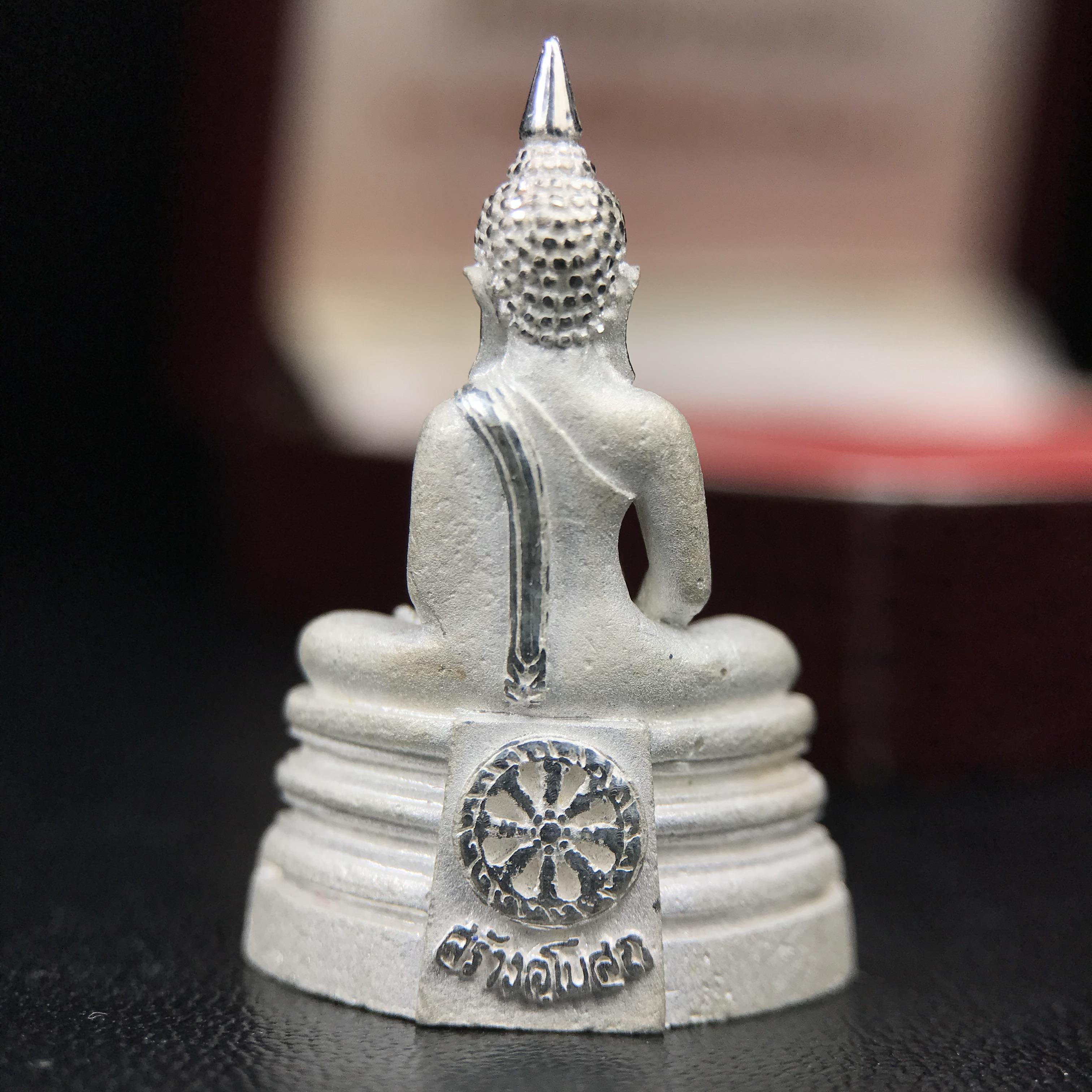 พระพุทธโสธร(หลวงพ่อโสธร) รุ่นสร้างอุโบสถ ปี2539 เนื้อเงินทรายนวลขัดเงาบางส่วน ลอยองค์พิมพ์ใหญ่ สภาพสวยกล่องบรรจุเดิมครบสมบูรณ์(งานแพรนด้า จิวเวลรี่)สวยงดงาม