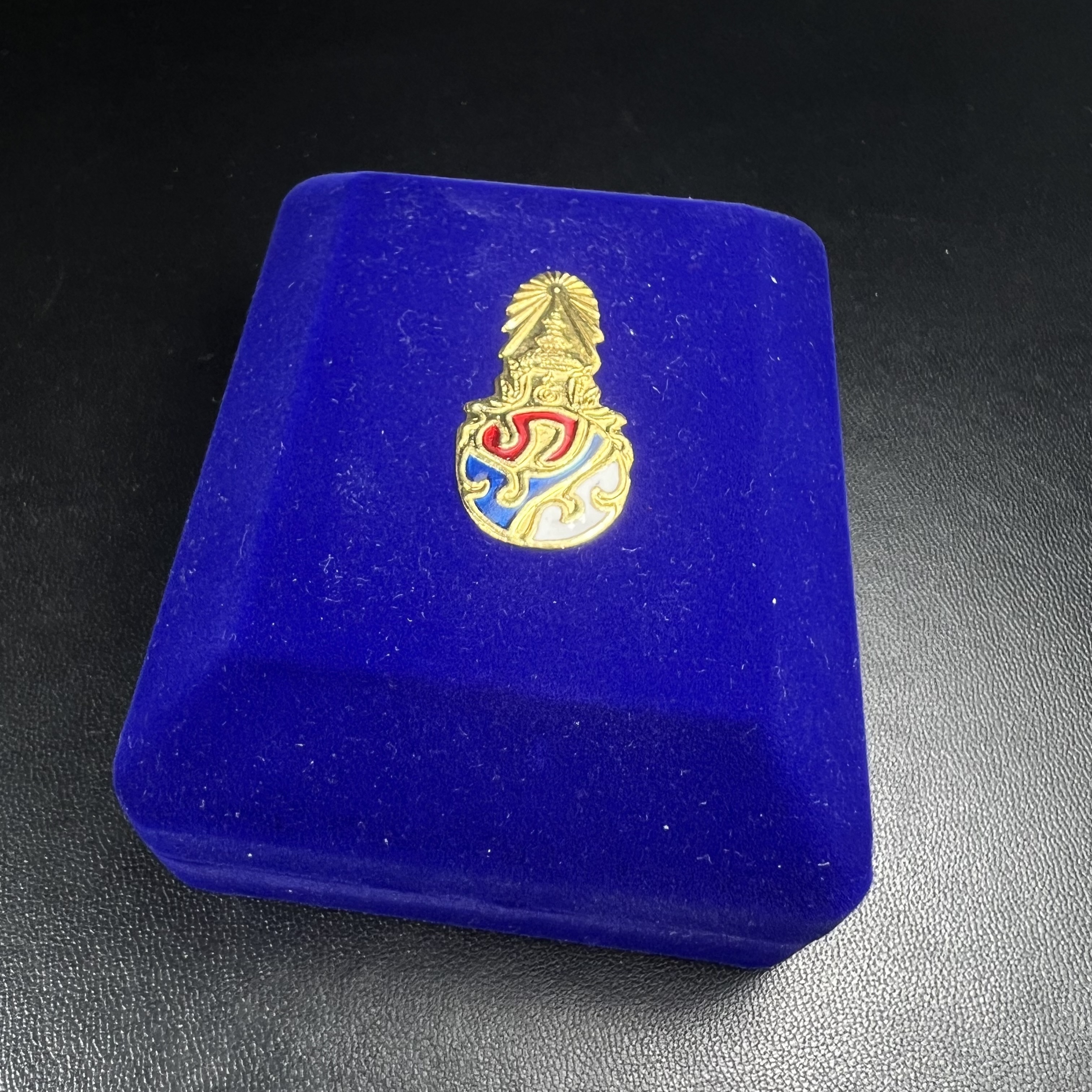 เหรียญพระพุทธสิงหธรรมมงคล ภปร. ปี 2547 ทรงหยดน้ำ ด้านหลังมี ภ.ป.ร. (ชนวนเก่า)เนื้อโลหะผสม ชุบทองเงา สูง 3.3ซม.พิธีใหญ่ มวลสารดี ปลุกเสกวัดพระแก้ว(งานเลี่ยมกรอบเดิมจากผู้จัดสร้างห่อหุ้มด้วยทองนพเกล้า)