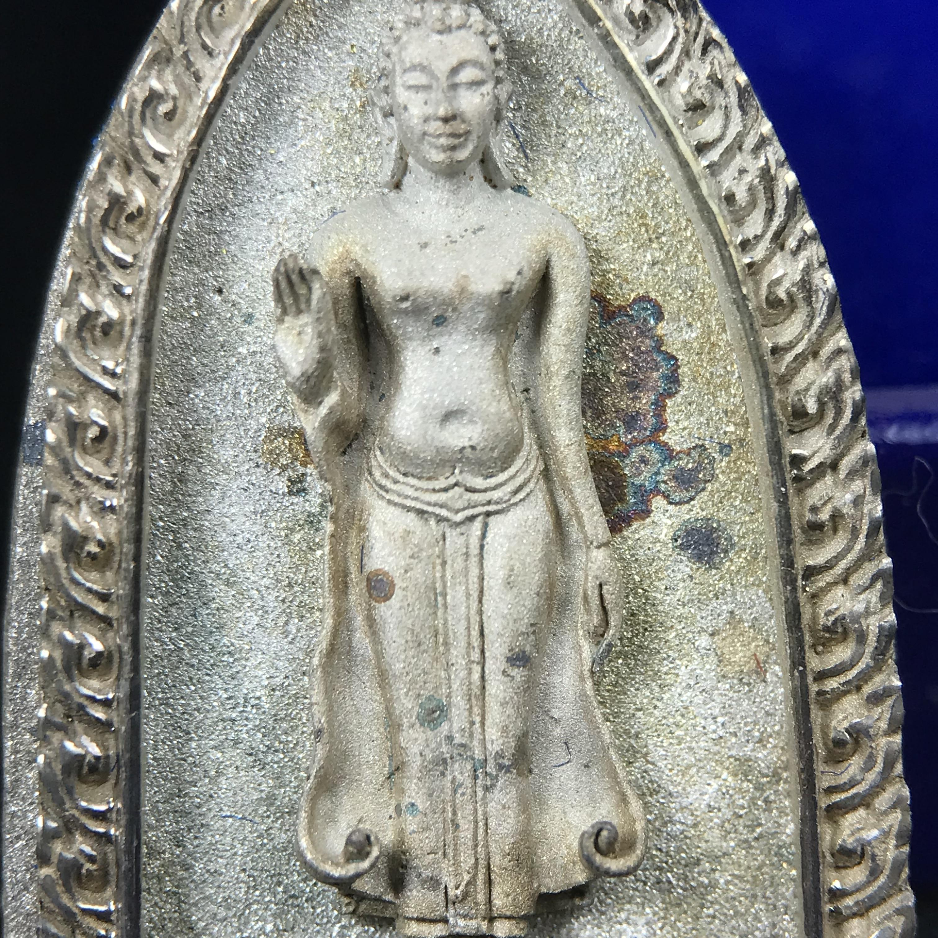 พระพุทธกาญจนพรสยามภูมิ ภปร. ปี 2539 เนื้อเงินพื้นทรายประกาย(ผิวเดิมสวย) พิมพ์ทรงใบขนุน ขนาด3.2ซม. พระพุทธรูปประจำพระชนมวาร รัชกาลที่9 ทรงโปรดเกล้าให้วิทยาลัยป้องกันราชอาณาจักร(วปอ.)สร้างในวโรกาสทรงครองสิริราชสมบัติครบ50ปี พ.ศ.2539(1ใน5000องค์)