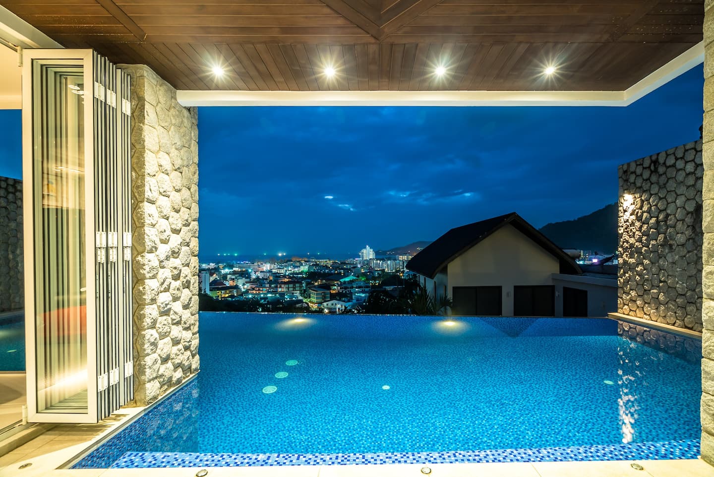 For Sale : Patong Private Pool Villa, 4 bedrooms 4 Bathrooms, Sea view.