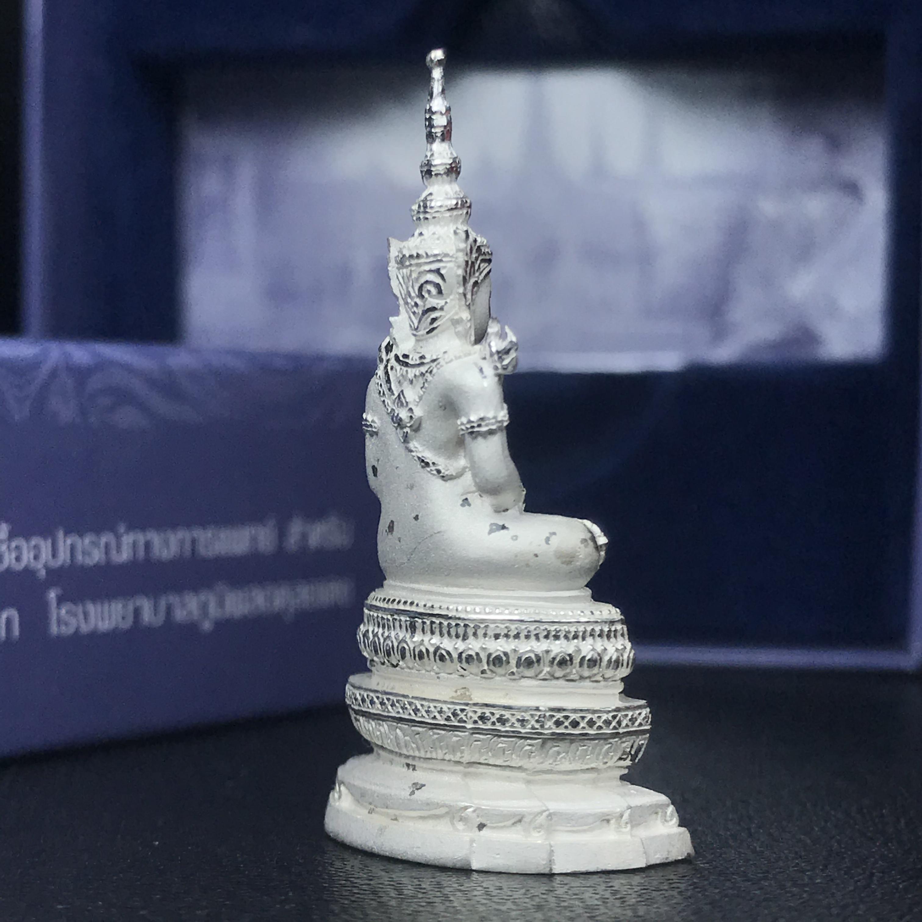 พระแก้วมรกต ภปร.หน้าตัก 1/2 นิ้ว จัดสร้างโดย รพ.ภูมิพลฯ ปี2547 ลอยองค์เนื้อเงิน(1ใน3000องค์)(หายาก)