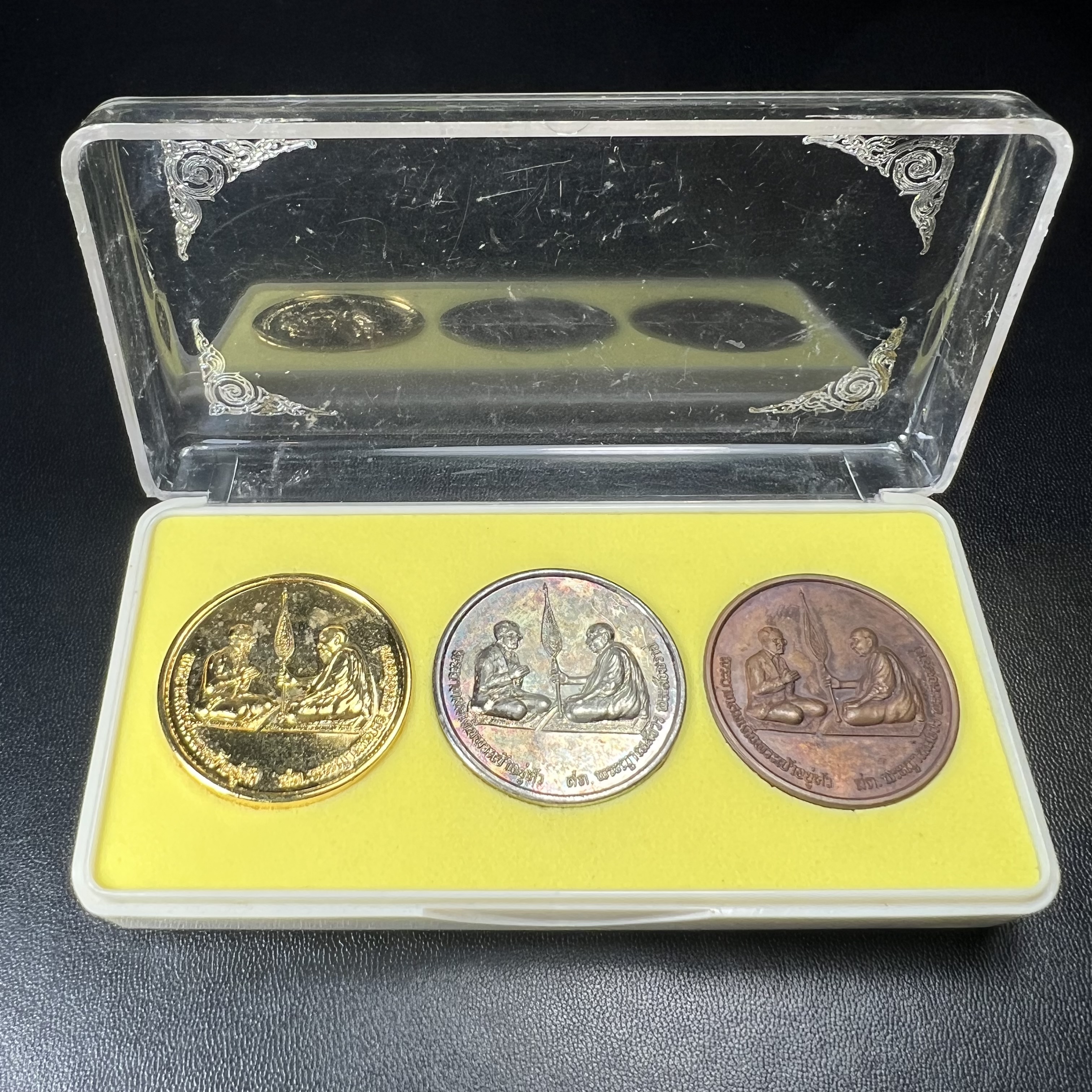 เหรียญสนทนาธรรม ในหลวงรัชกาลที่ 9 สมเด็จพระญาณสังวร หลังพระสยามเทวาธิราช ปี 2543 วัดบวรนิเวศวิหาร ชุดกรรมการ(เนื้อกะไหล่ทอง+กะไหล่เงิน+ทองแดงรมน้ำตาล)พร้อมกล่องบรรจุเดิม(ชุดหายาก สภาพผิวกะไหล่เดิมจากผู้จัดสร้าง ผิวขึ้นรุ้งธรรมชาติสวยจัด แชมป์ๆ)1 ใน 343ชุด