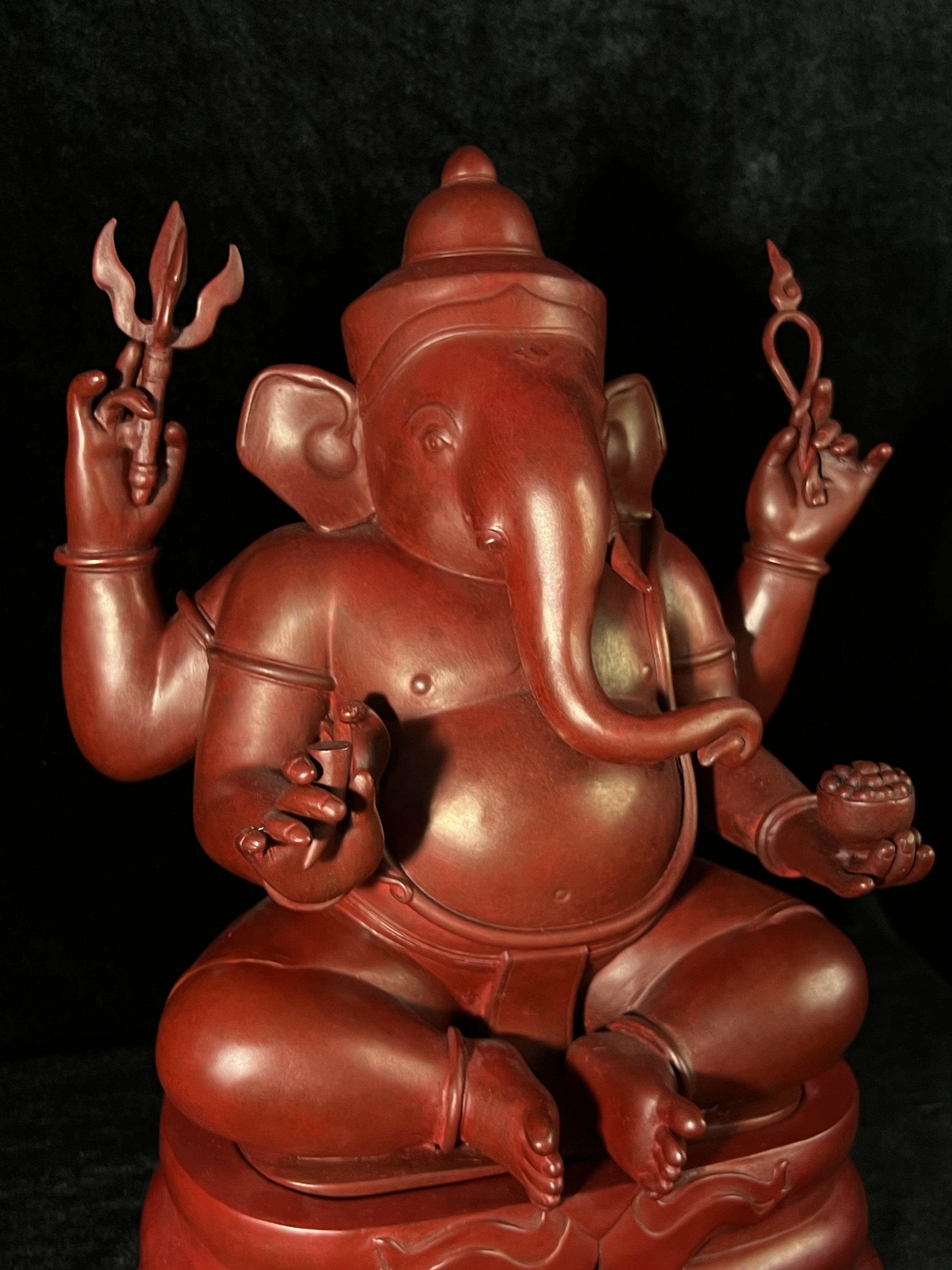 พระพิฆเนศวร 65 ปี คณะจิตรกรรมฯ มหาวิทยาลัยศิลปากร ปี 2551 ขนาดบูชาลอยองค์ หน้าตัก 9 นิ้ว(เนื้อสำริดแดงพลาติน่า)***สีแดงหายาก*** ออกแบบและปั้นโดย รองศาสตราจารย์วิชัย สิทธิรัตน์ ปัจจุบันดำรงตำแหน่งทางวิชาการเป็นศาตราจารย์ ศิลปินแห่งชาติสาขาประติมากรรม