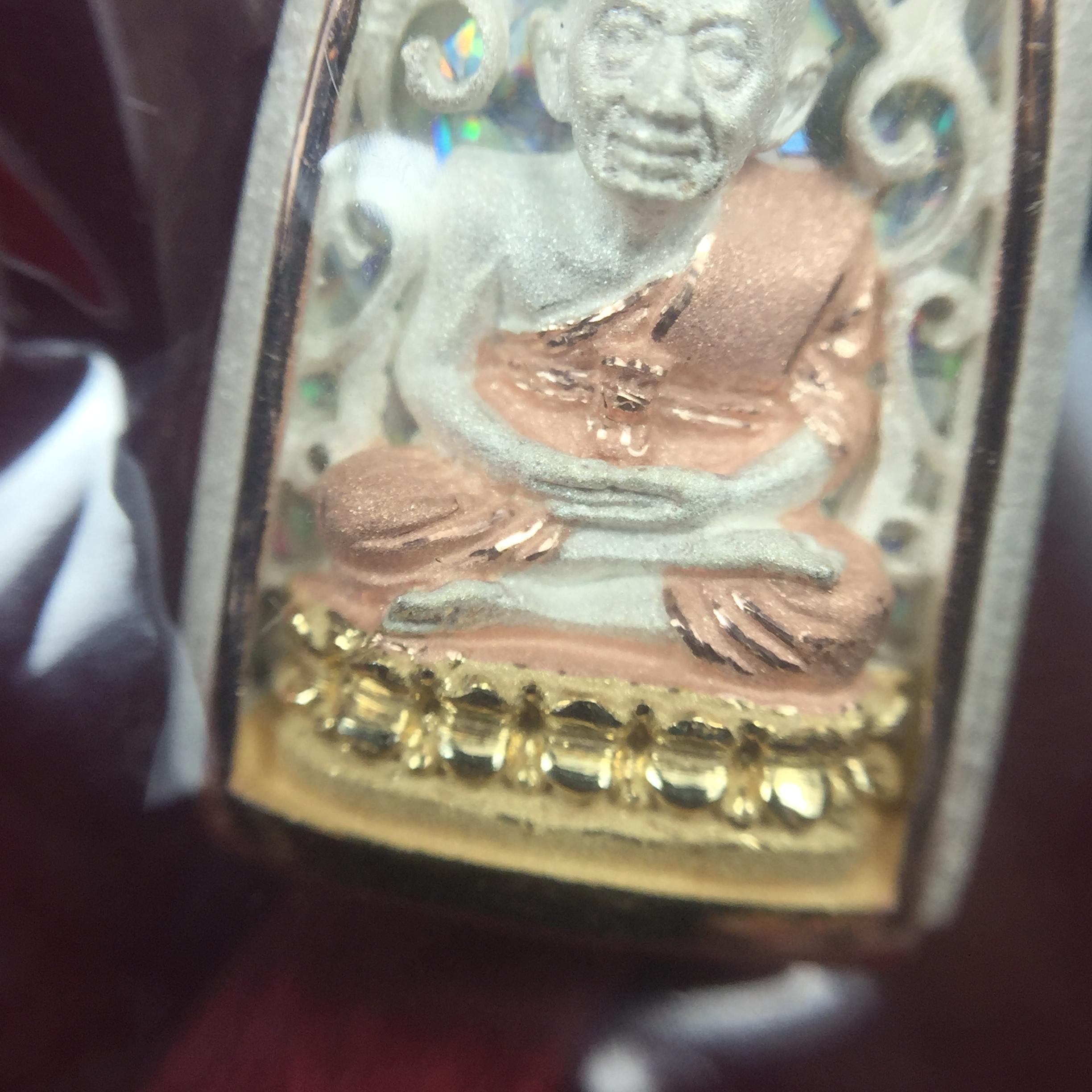 เหรียญหลวงพ่อทวด รุ่น มงคลบารมี วัดประสาทบุญญาวาส ปี 2545 เนื้อเงินสามกษัตริย์ พิมพ์ทรงพระรอด(ขนาด 2.2*1.5 ซม.)ฉลุลายฉากพื้นหลังสามมิติเปลือกหอยมุกสวยงาม ตอกโค๊ต ก(กรรมการ)พร้อมกล่องบรรจุเดิม