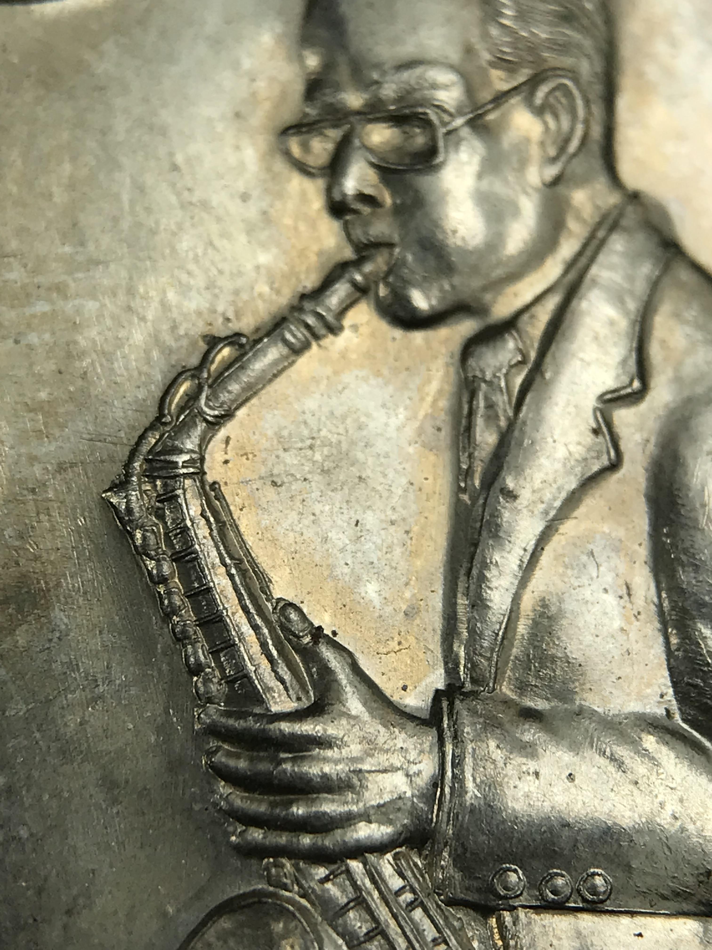 เหรียญครอบครูช่างหลวง(ในหลวงทรงดนตรี) เนื้ออัลปาก้า ปี 2550(หายาก)สุดยอดแห่งความหายากมีหมุนเวียนให้เห็นน้อยมากเป็นอีกหนึ่งรุ่นยอดนิยมของเสด็จพ่อร.9เหรียญนี้สวยมากผิวน้ำทองทั่วทั้งเหรียญ