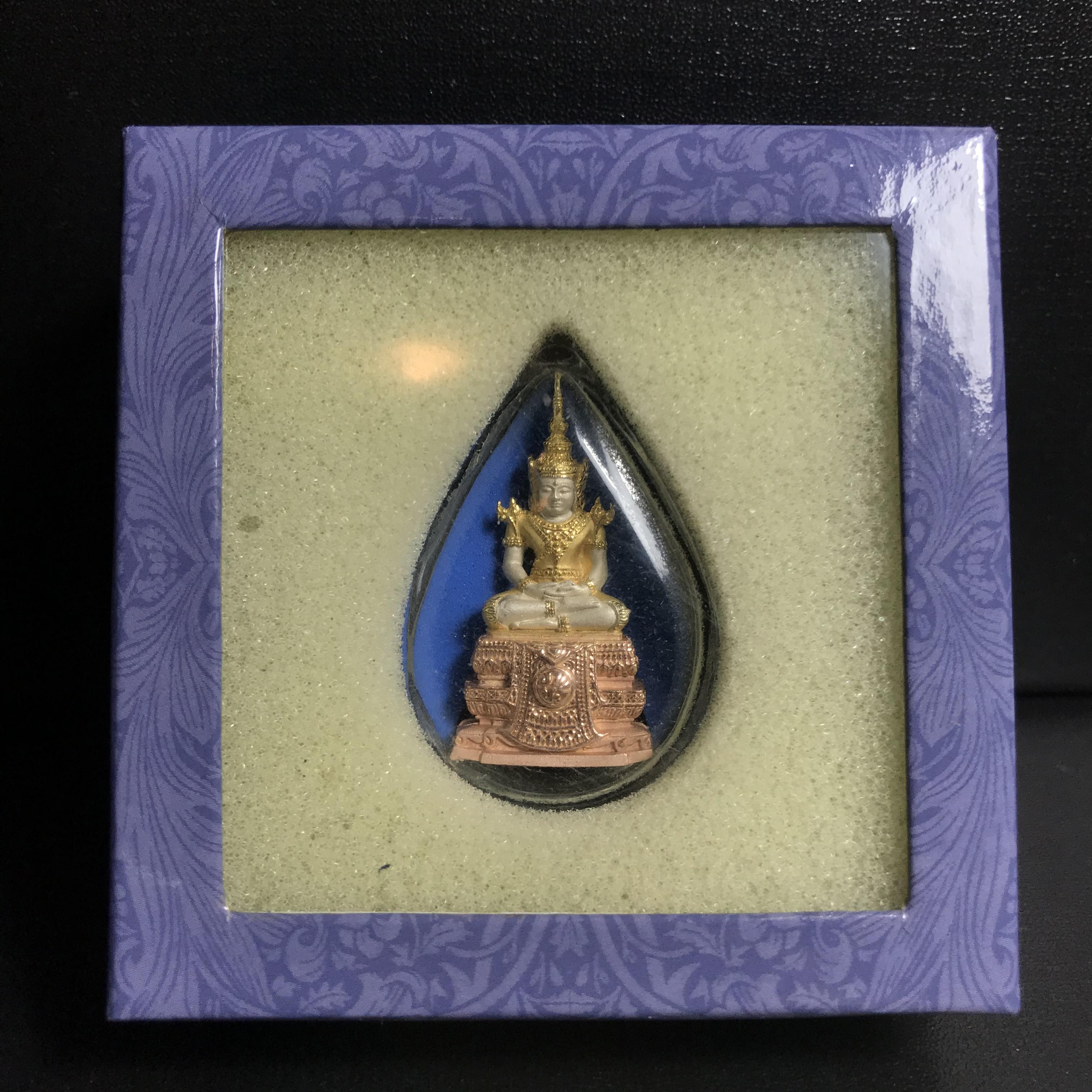 พระแก้วมรกต ภปร. ปี2547 จัดสร้างโดย รพ.ภูมิพลฯ เนื้อเงิน (3 กษัตริย์)ลอยองค์ หน้าตัก 1/2 นิ้ว