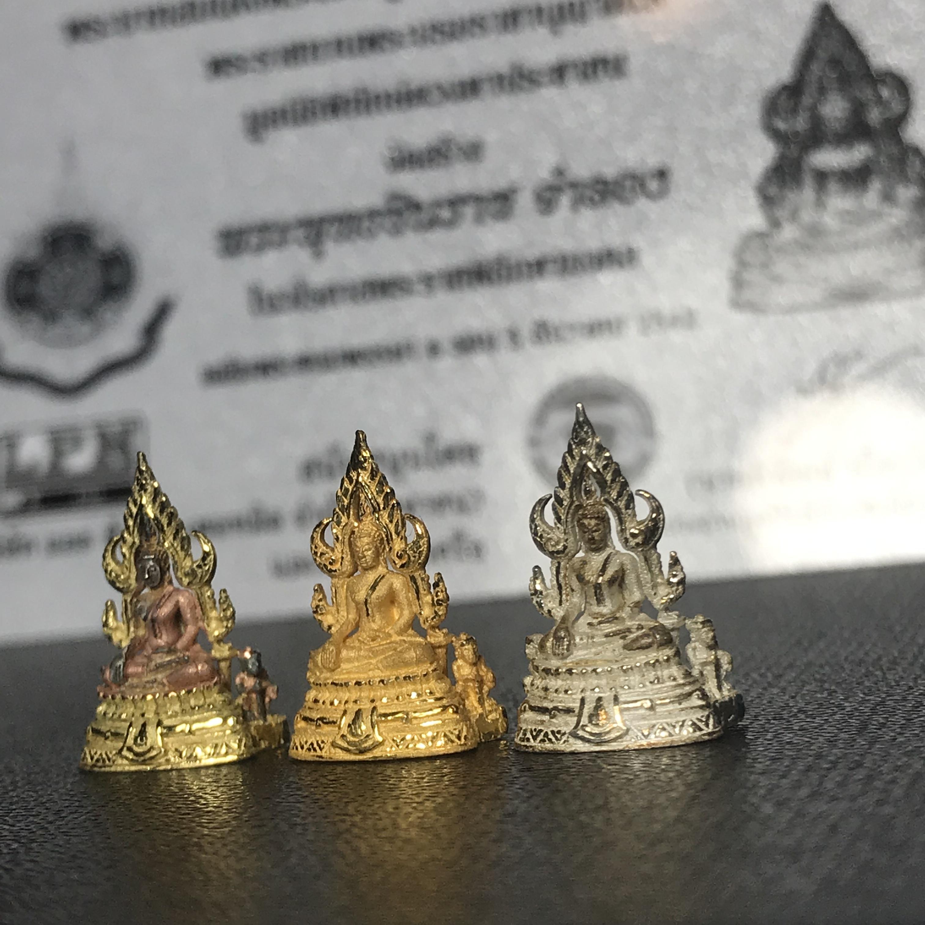 พระพุทธชินราช ภปร. ในวโรกาสพระราชพิธีมหามงคล เฉลิมพระชนมายุ6รอบ 5ธันวาคม2542 ชุดทองคำ เงิน สามกษัตริย์ พิมพ์เล็กครบชุด(3องค์)พร้อมกล่องบรรจุและการ์ดใบรับรอง