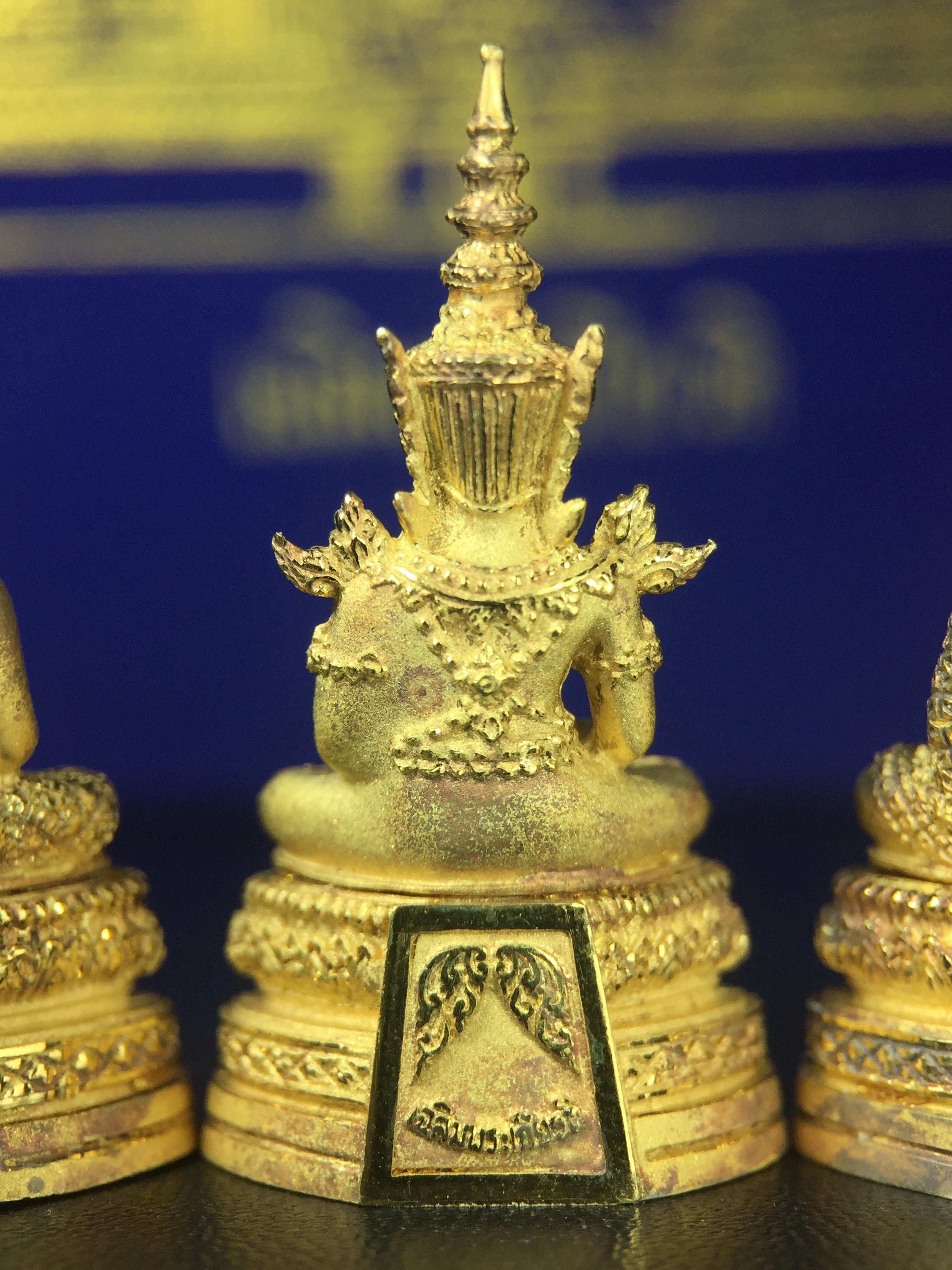 พระพุทธมหามณีรัตนปฎิมากร(พระแก้วมรกต)รุ่น เฉลิมพระเกียรติ วัดพระศรีรัตนศาสดารามราม(วัดพระแก้ว) ปี2543 เนื้อเงินชุบทองพ่นทรายขัดเงาบางส่วน พิมพ์ใหญ่ลอยองค์ ชุด 3 ฤดู ตอกโค๊ตหมายเลขเดียวกันทั้ง3องค์ ชุดหมายเลข( ช147)สภาพผิวสวยดุจทองคำกล่องบรรจุเดิมครบ