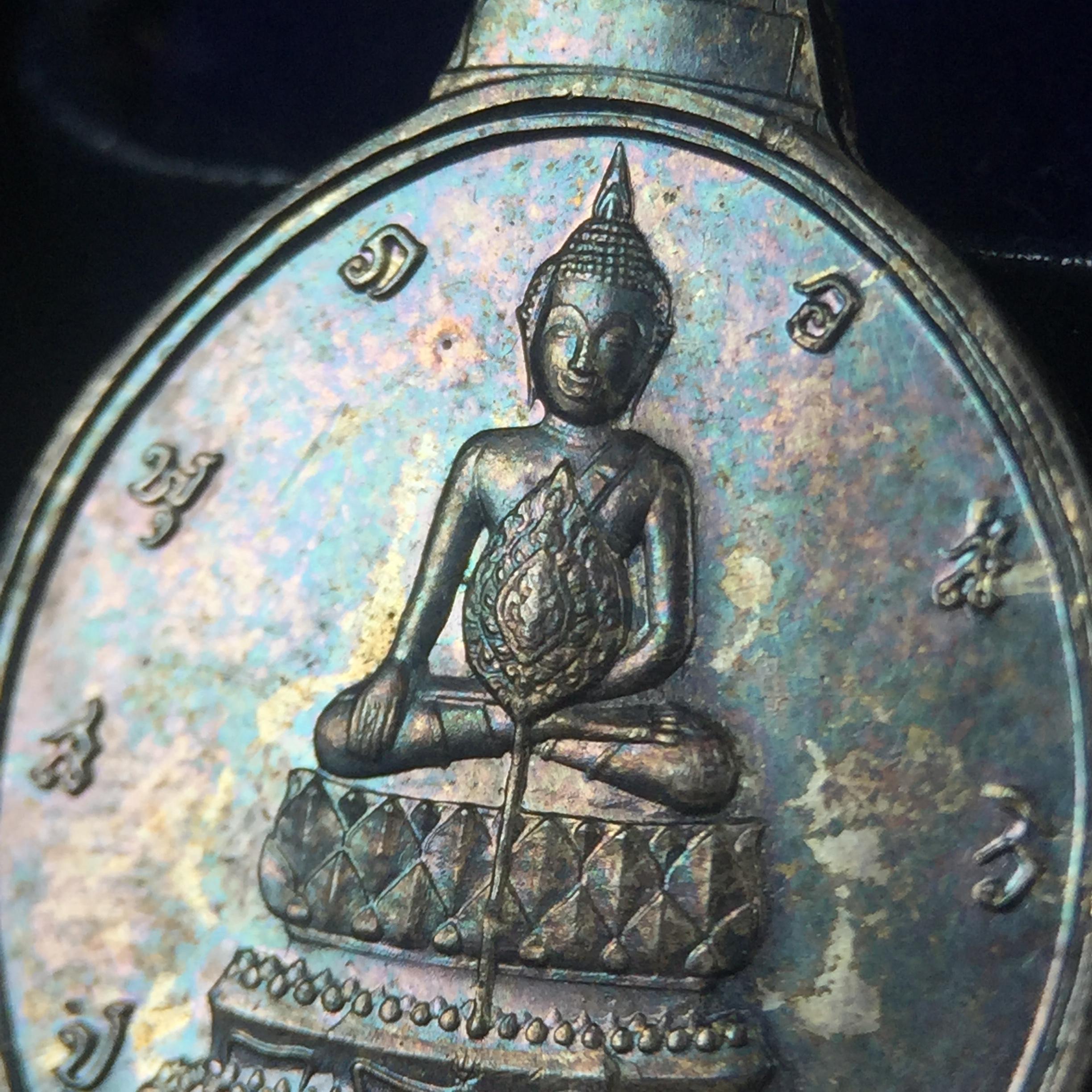 เหรียญพระชัยหลังช้าง ภปร. ครบ 5 รอบ ในหลวงรัชกาลที่9 พ.ศ.2530 พิมพ์เล็ก เนื้อเงิน(หนัก 2 สลึง)(สภาพผิวเดิมขึ้นสีรุ้งธรรมชาติสวยมาก)หายาก สภาพสวยเดิมพร้อมกล่องบรรจุเดิมครบสมบูรณ์(พิธีใหญ่ รุ่นยอดมนิยม)