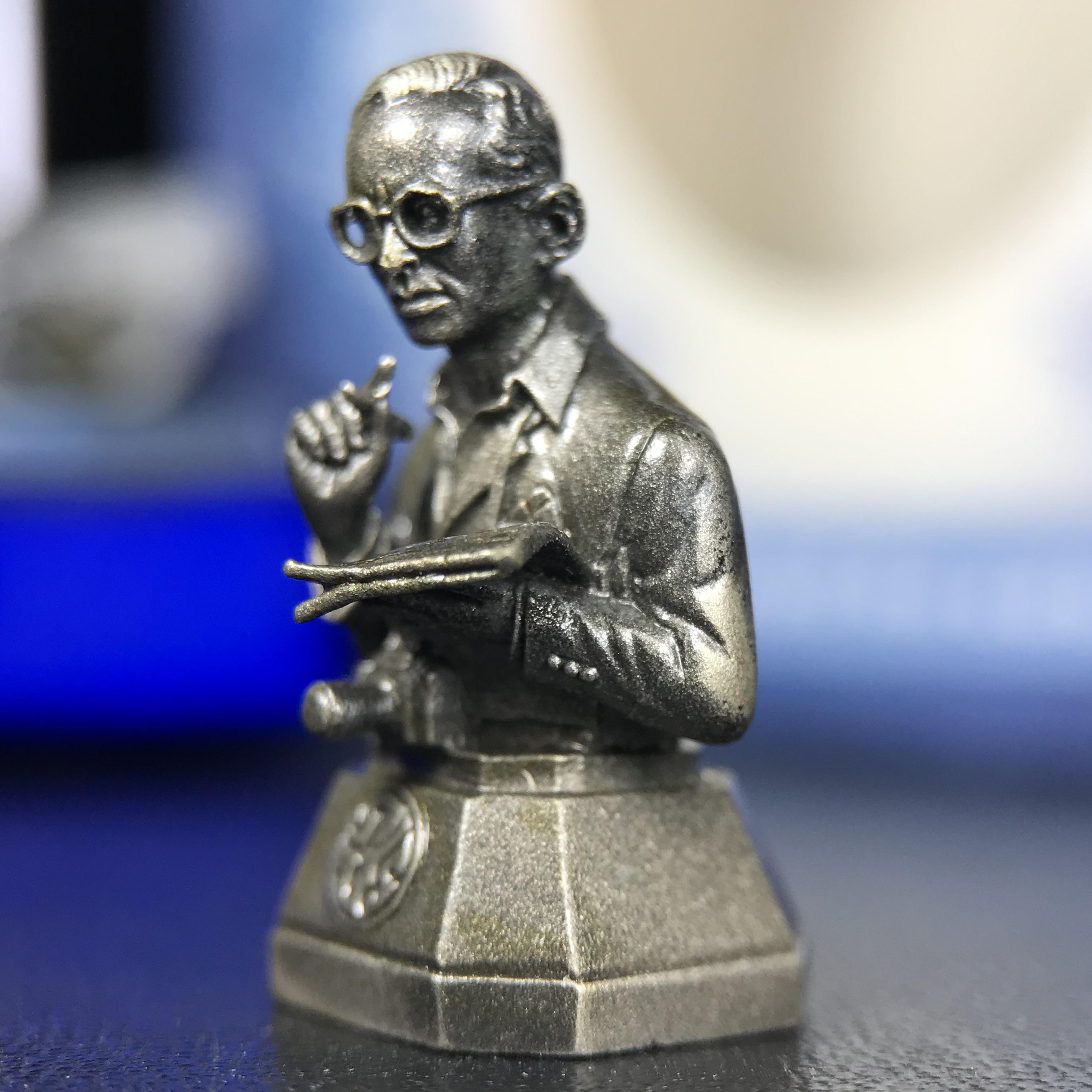 พระบรมรูปพระบาทสมเด็จพระเจ้าอยู่หัวรัชกาลที่ 9(ทรงงาน) ภปร. รุ่นเพราะแผ่นดินนี้คือแผ่นดินเกิด ปี 2551 ขนาดสูง 1 นิ้ว เนื้อบรอนซ์ชุบเงินรมดำ(ด้านหน้า ฐานพระบรมรูปฯ ประดิษฐานอักษรพระปรมาภิไธย ภ.ป.ร.)นิยมหายาก***รุ่นตรา ภปร. พบเจอน้อยมาก****