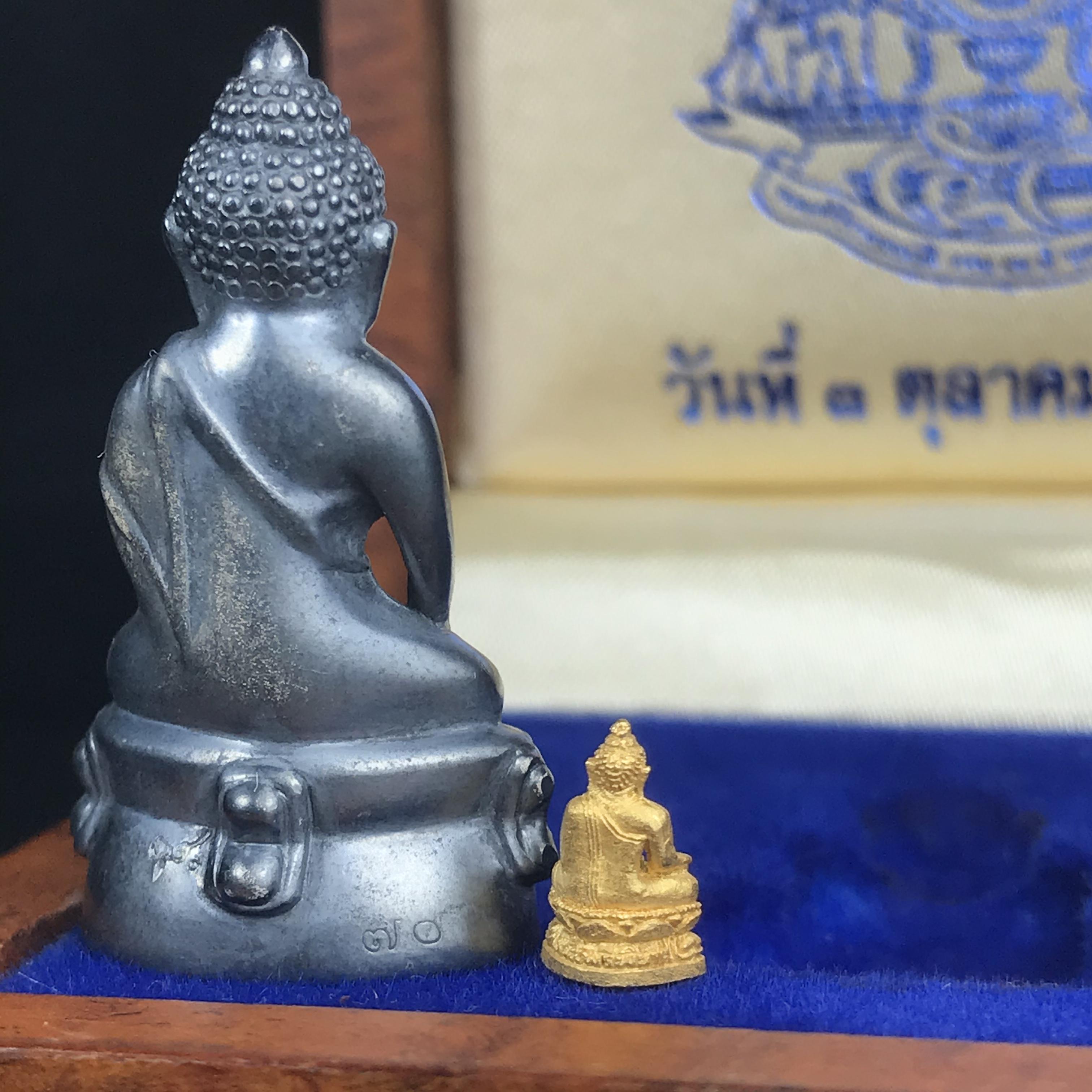 พระกริ่งสมเด็จญาณ วัดบวรนิเวศวิหาร เนื้อเงินบริสุทธิ์ 92.5% ตรากาญจนาภิเษกทองคำ+พระชัยวัฒน์ไพรีพินาศ เนื้อทองคำ พระราชทานแจกเมื่อ 3 ตุลาคม 2538 มาพร้อม กล่องลายไม้สุดหรู(ครบชุด หายาก)