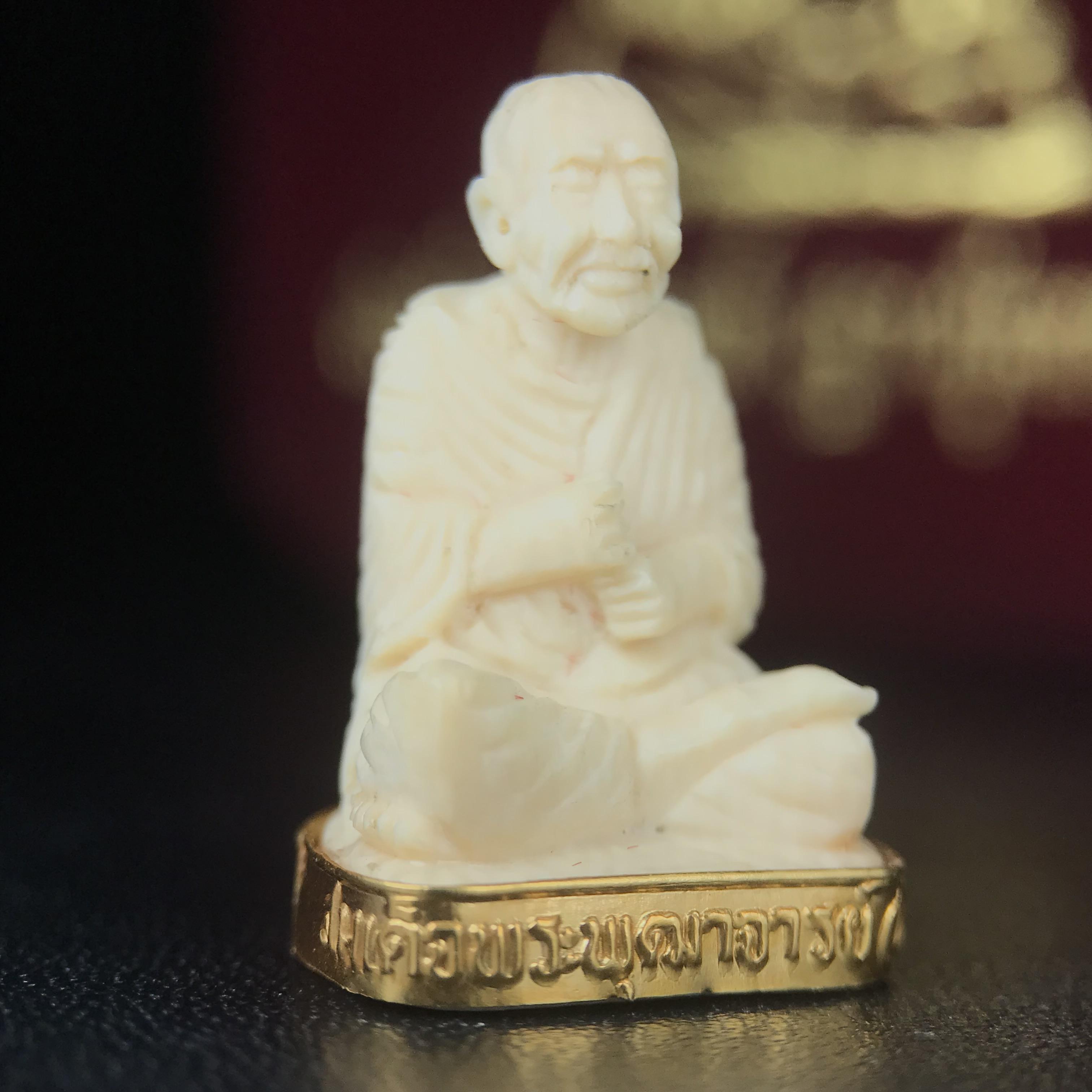 สมเด็จพระพุฒาจารย์ (โต พรหมรังสี) รุ่นคชสารหมื่นปี พ.ศ.2542 พิมพ์ลอยองค์(ฐานหุ้มทองคำ) ตอกโค๊ตและหมายเลข ๑๒๑๔ สภาพสวยสมบูรณ์กล่องบรรจุเดิมครบ (เลขสวยผลรวมได้แปด มีกินมีใช้ไม่มีหมด)(1ใน 9999 องค์)หายากพบเจอน้อยมาก