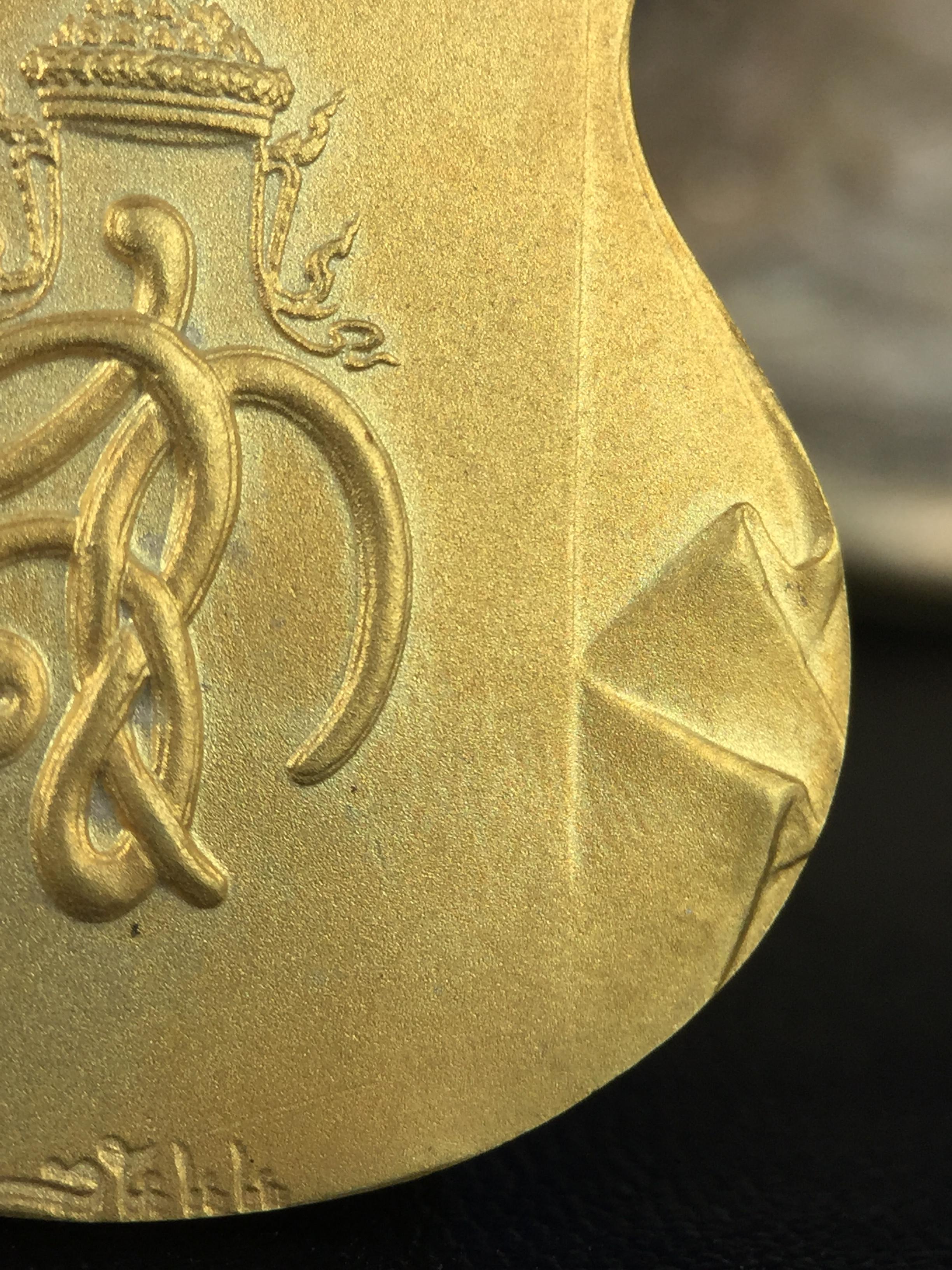 เหรียญหลวงปู่ทวด พระนามาภิไธย สก. แบบงานฉลุโบราณ(HAND MADE) ปี 2544 ชุดทองคำ(เนื้อทองคำ(15.16 กรัม)+เนื้อเงิน+เนื้อบรอนซ์)พิธีปลุกเสก ณ อุโบสถวัดช้างให้ และ พิธีมังคลาภิเษก ณ พระอุโบสถ วัดพระศรีรัตนศาสดาราม(วัดพระแก้ว) (1 ใน 500 ชุด)พบเจอน้อยหายากมาก