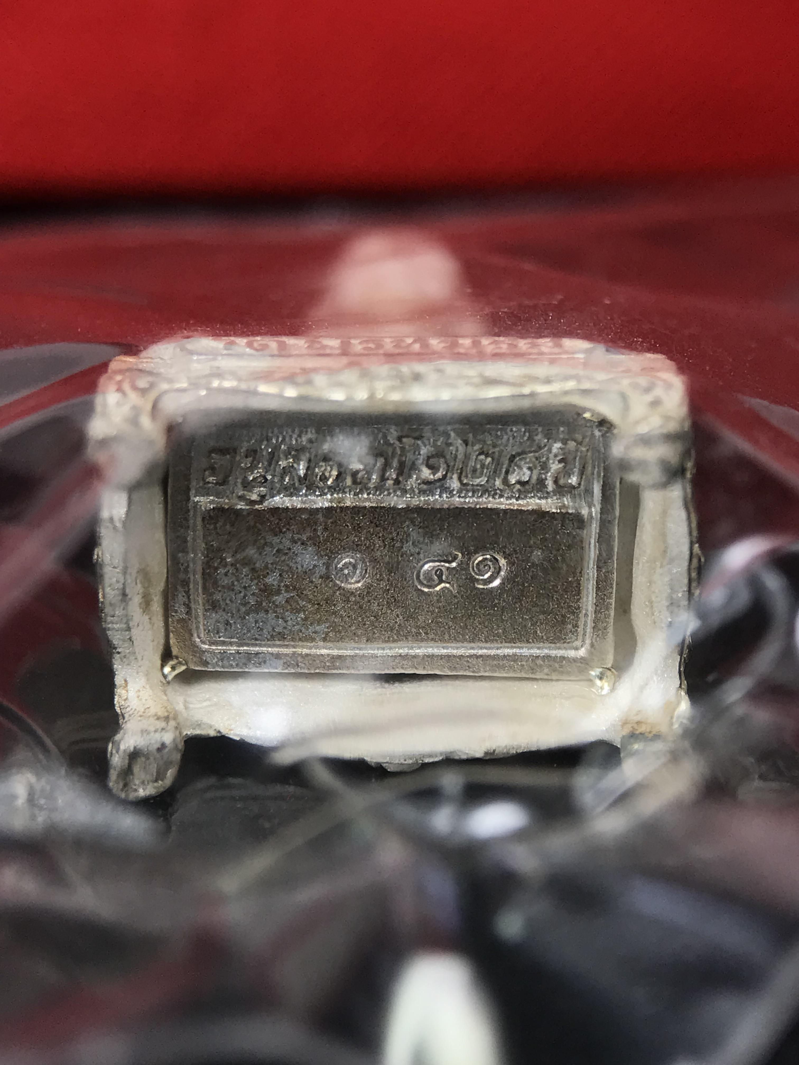 สมเด็จพุฒาจารย์ (โต พรหมรังสี) อนุสรณ์ 128 ปี สมเด็จพระญาณสังวร สมเด็จพระสังฆราช ทรงเมตตาอธิฐานจิต ปี 2543 มหาพุทธาภิเษก 3วาระ รูปเหมือนลอยองค์พิมพ์ใหญ่เนื้อเงิน ขนาด 1.5 x 2.5 ซม. ทรงคุณค่าทั้งด้านความงานด้านพุทธศิลป์ และพุทธคุณ