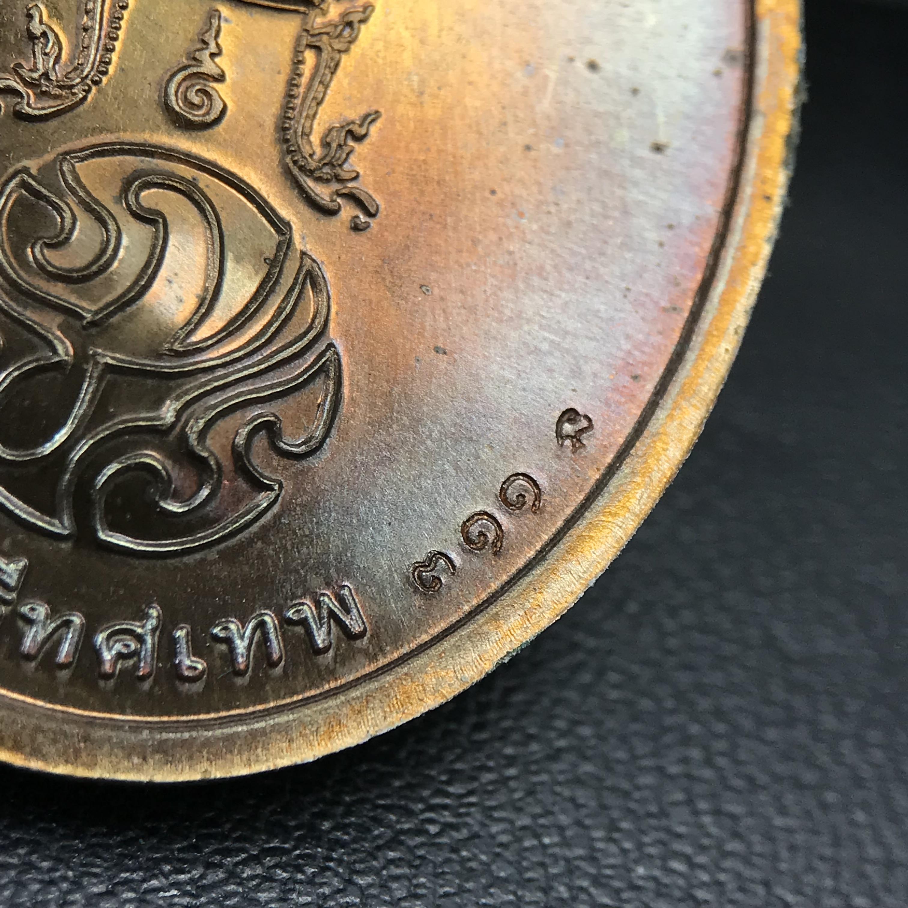 พระพุทธนวราชบพิตร ภปร. ที่ระลึก 7รอบ 84พรรษา ในหลวงรัชกาลที่ 9 วัดตรีทศเทพ จัดสร้าง พ.ศ. 2554 เหรียญเนื้อนวโลหะสภาพสวยกล่องเดิมครบ ตอกโค๊ตและหมายเลข ๓๑๑ (1 ใน 999 เหรียญ)หายากพบเจอน้อยมาก***นิมิตหมายแห่งคุณพระรัตนตรัย และความผูกพันระหว่างพระมหากษัตริย์กับ