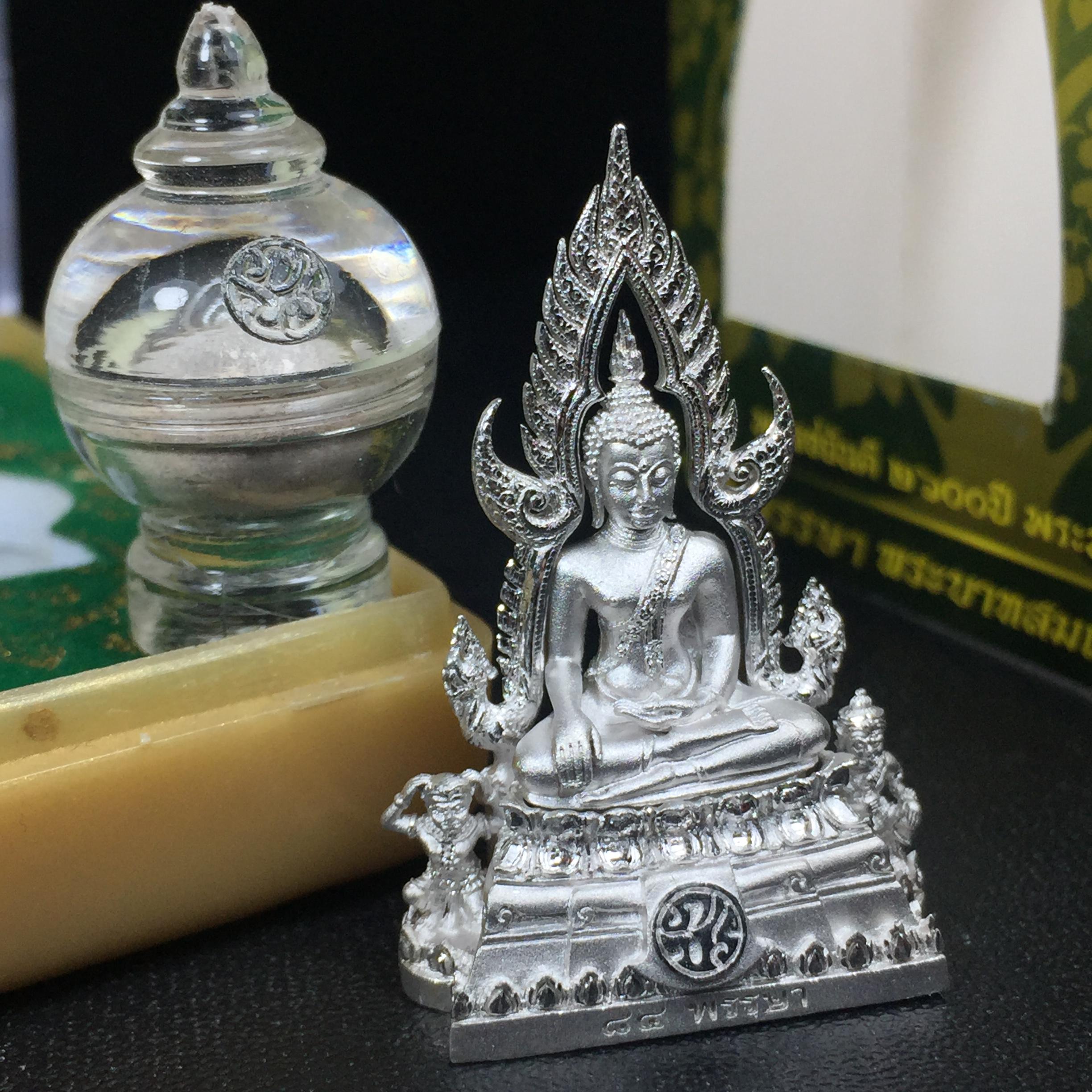 พระพุทธชินราช(จำลอง) ภปร. 84 พรรษา เนื้อเงินชุบทองคำขาว พิมพ์กลางขนาดหน้าตัก 1/2 นิ้ว(1ใน5000องค์) )(พระราชทานมวลสาร จิตรลดาและเส้นพระเจ้า(เส้นผม)รัชกาลที่9)