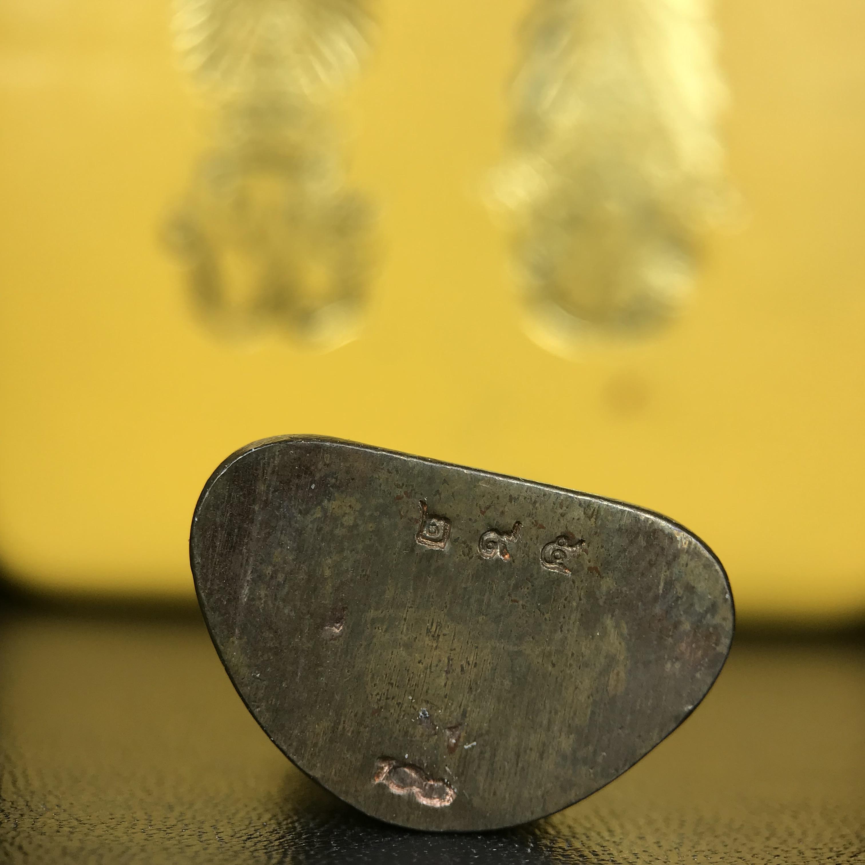 พระกริ่งพระพุทธนรสีห์ จปร.+ภปร. ครบรอบ 100 ปี ธนาคารไทยพาณิชย์ ปี 2550 พระกริ่งเนื้อนวโลหะพิเศษ(หล่อในพิธีเททอง)(หายาก)(พุทธศิลป์งดงาม)ด้านหน้าฐานประดับด้วยตราสัญลักษณ์ "จปร" และ "ภปร" (องค์เทหล่อในพิธีสร้างน้อย หายากมาก)1 ใน 1000 องค์