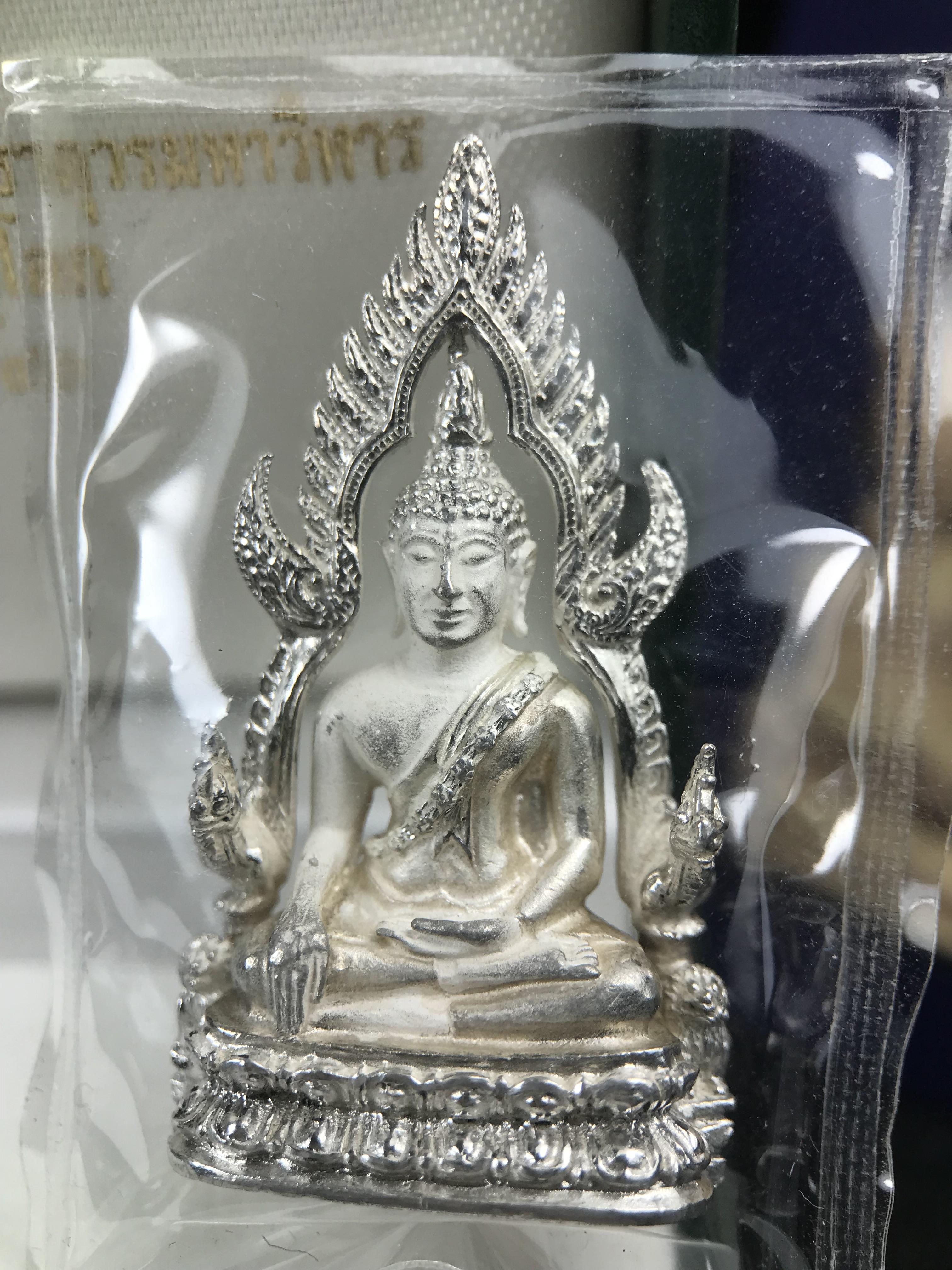 พระพุทธชินราช รุ่นมหาลาภ พิธีพุทธาภิเษกวัดพระศรีรัตนมหาธาตุวรมหาวิหาร จ.พิษณุโลก ปี 2540 เนื้อเงินบริสุทธิ์ 99.9% (นวลเงา)(สภาพผิวเดิมซีนซองเดิม พร้อมกล่องบรรจุเดิมและการ์ดใบรับรองครบสมบูรณ์ (องค์หมายเลข ๑๑๗๓๓)