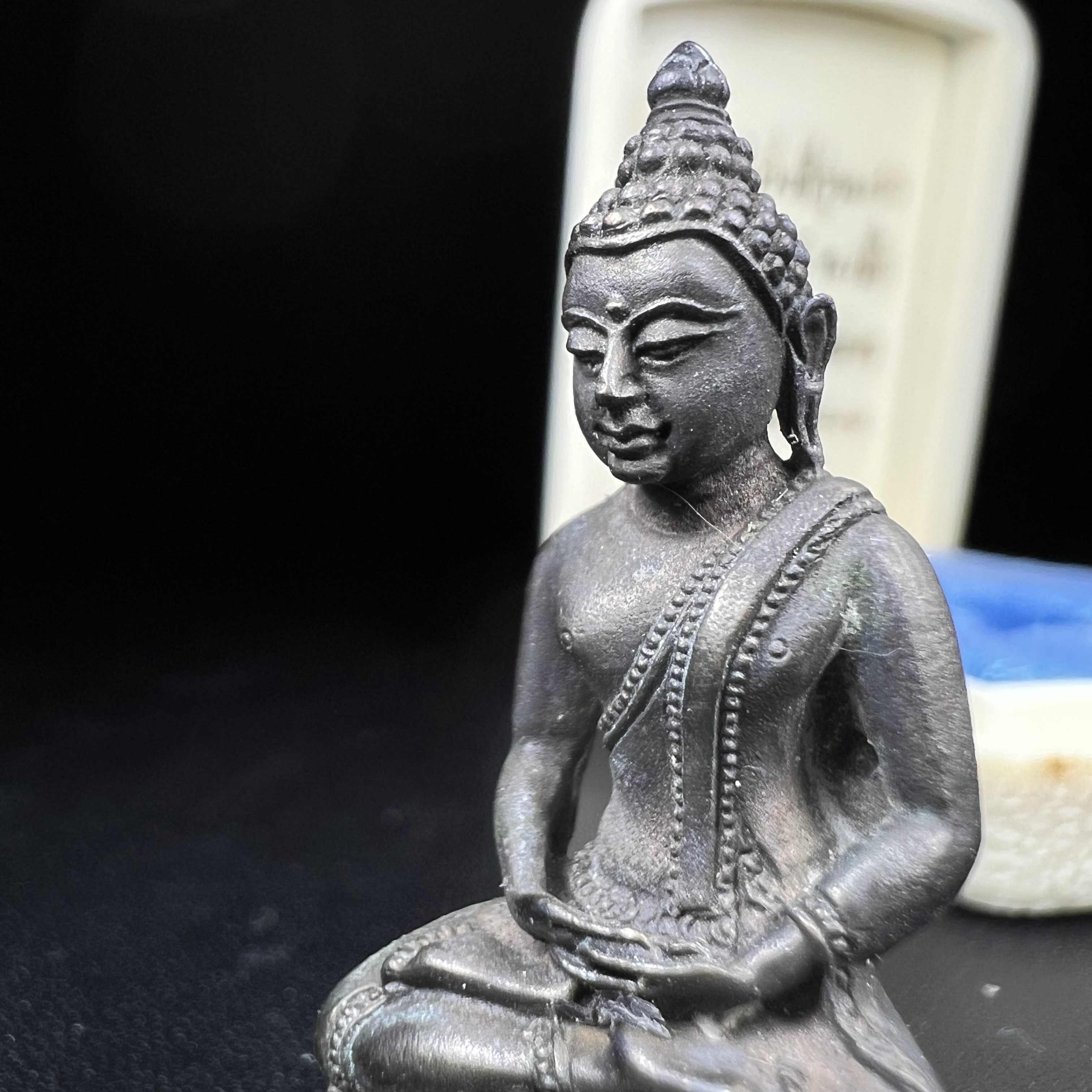 พระกริ่งพิชัยรังสี รุ่นแรก วัดป่าชัยรังสี จ.สมุทรสาคร ปี 2531 เนื้อนวโลหะ ออกแบบโดยนายช่างเกษม มงคลเจริญ ช่างมือหนึ่งแห่งยุค ปลุกเสกโดยพระเกจิอาจารย์ที่มีชื่อเสียงในยุคนั้นมาร่วมพิธีกันหลายรูป พุทธศิลป์ออกแบบได้สวยงดงาม พร้อมกล่องบรรจุเดิมครบ