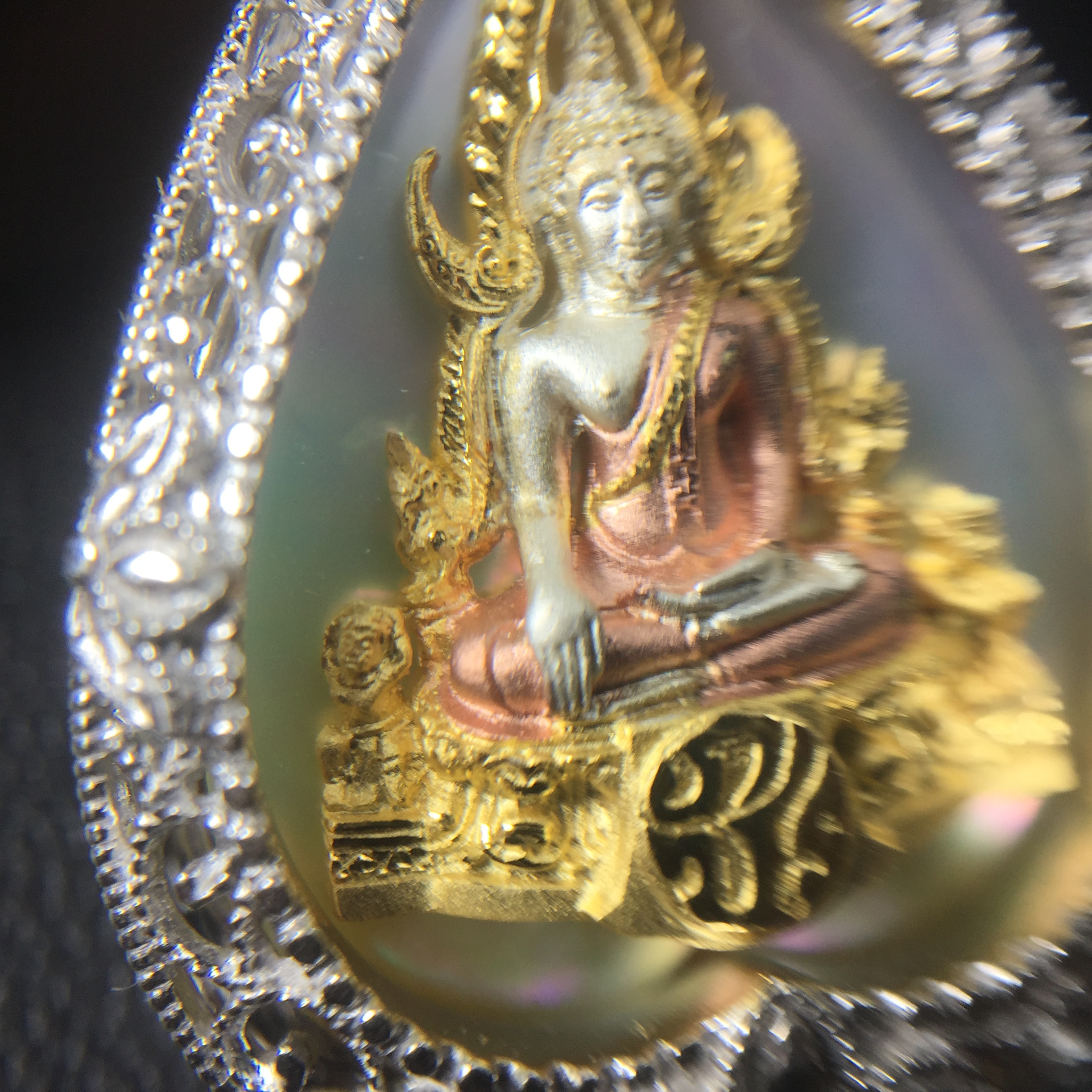 พระพุทธชินราช ภปร. โครงการ "เพราะแผ่นดินนี้ คือ แผ่นดินเกิด" ปี2548(รุ่นแรก) เหรียญทรงใบโพธิ์ ขนาด 21 x 29 มม. เนื้อเงินสามกษัตริย์ องค์พระชุบสามกษัตริย์ ล้อมด้วยกรอบเงินชุบทองคำขาวสลักเสลาเป็นลวดลายละเอียดอ่อน ส่วนพื้นองค์พระเป็นเปลือกหอยมุข