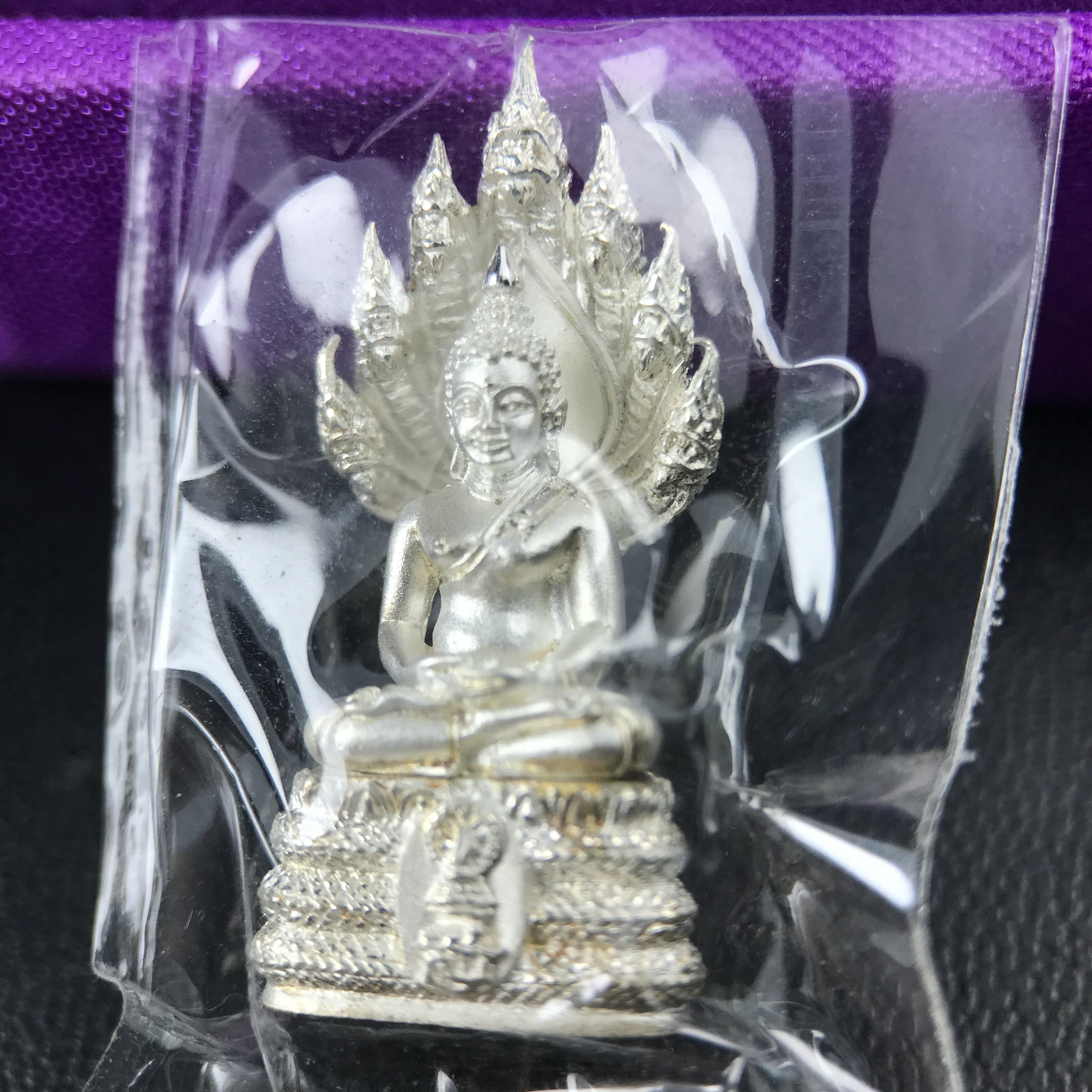 พระนาคปรก สธ. รุ่นสร้างพระอุโบสถเฉลิมพระเกียรติ 4 รอบ 84 พรรษา สมเด็จพระเทพรัตนราชสุดาฯ วัดบวรนิเวศวิหาร ปี 2543 พิมพ์เล็ก เนื้อเงินบริสุทธิ์ แบบพ่นทรายขัดเงาบางส่วน(สภาพ สวย ซีนซองกล่องบรรจุเดิมครบ)พิธีใหญ่ พุทธศิลป์งดงาม หายาก (1 ใน 2999 องค์)