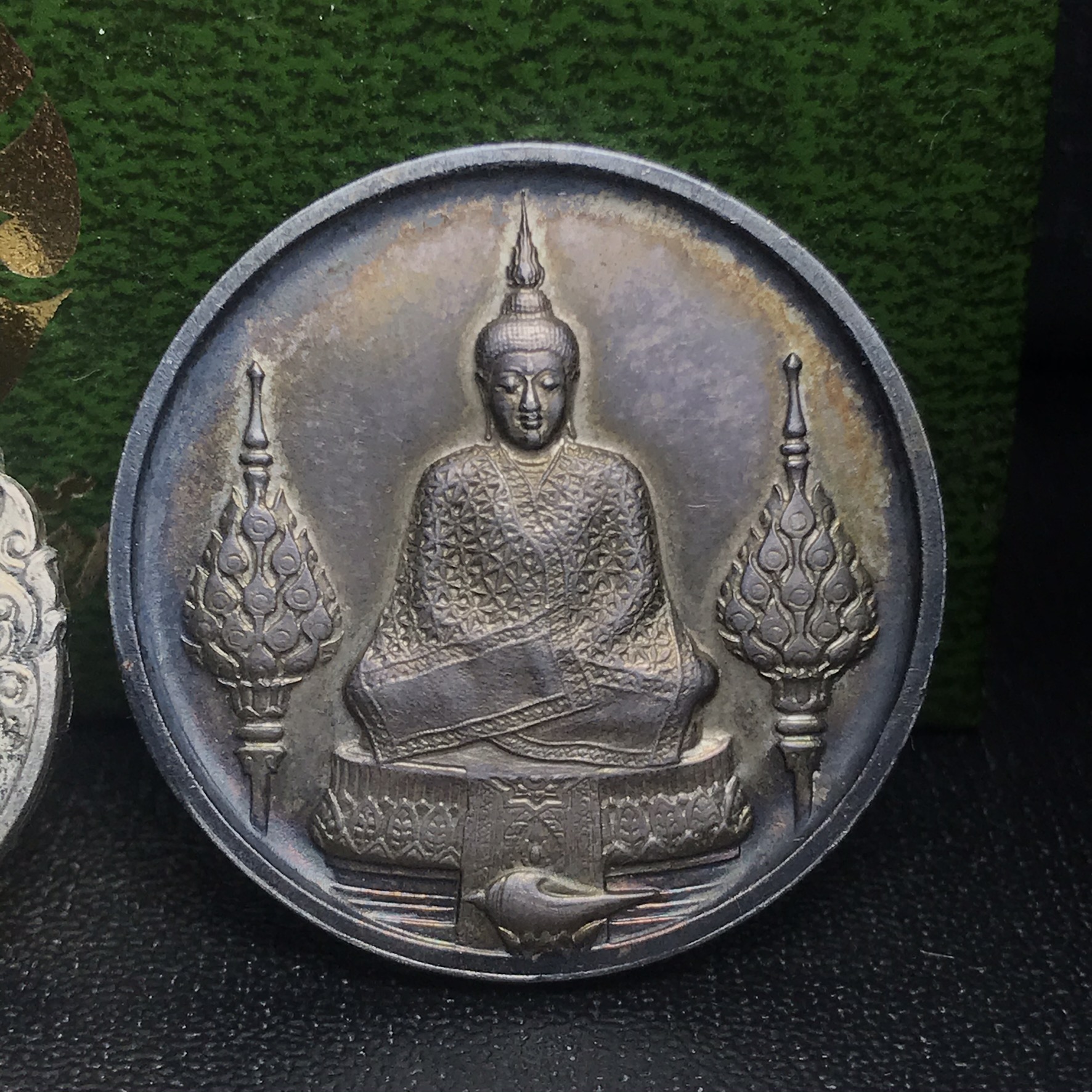 เหรียญพระแก้วมรกตหลัง ภปร ฉลองกรุงรัตนโกสินทร์ครบ 200 ปี พ.ศ.2525 เนื้อเงินกล่องบรรจุเดิมครบ3พิมพ์(บล็อกพระราชศรัธา)(ในหลวงรัชกาลที่9 เสด็จในพิธี)