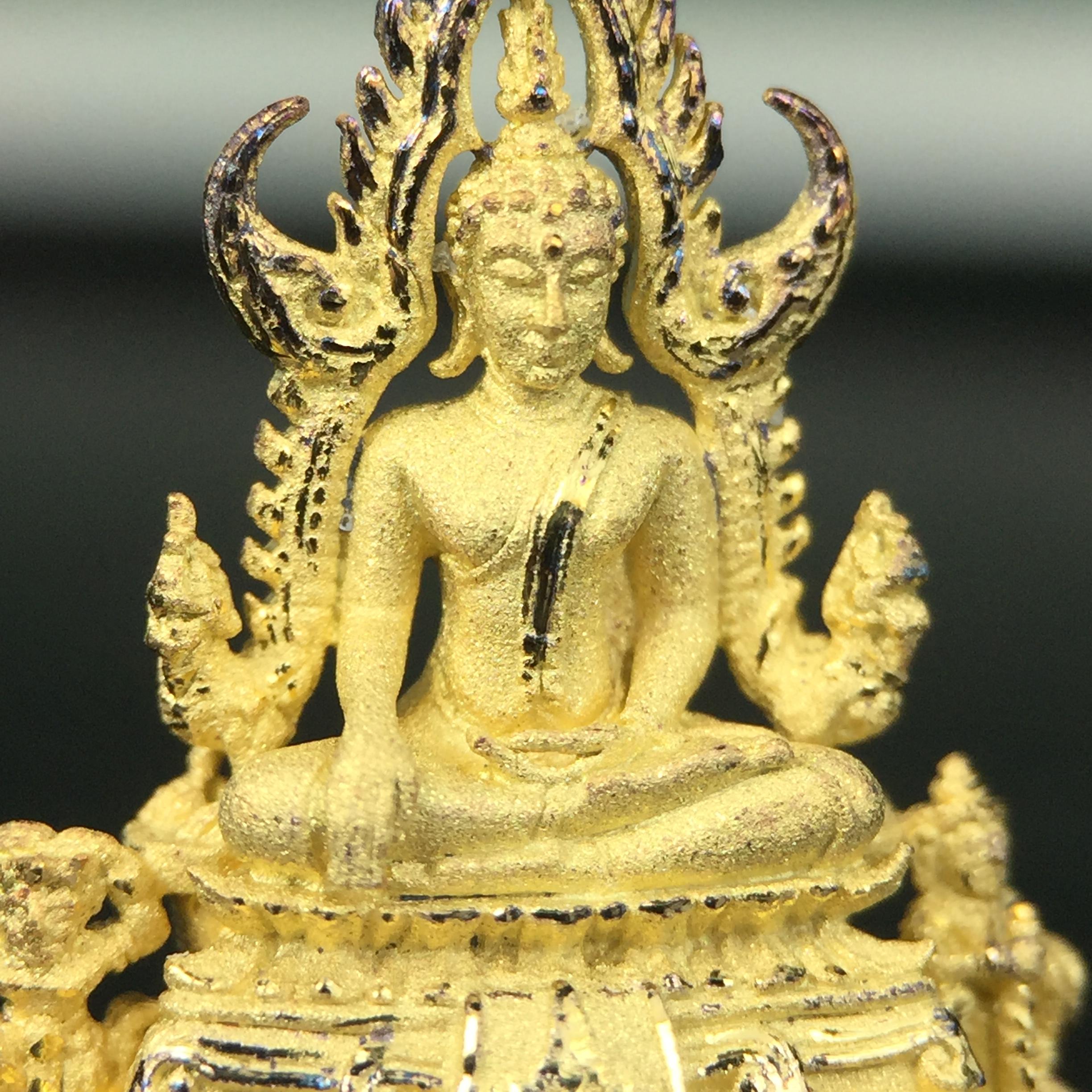 พระพุทธชินราช ภปร. ในวโรกาสพระราชพิธีมหามงคล เฉลิมพระชนมายุ6รอบ 5ธันวาคม2542 มูลนิธิพิทักษ์ดวงตาประชาชน จัดสร้าง เนื้อเงินบริสุทธิ์ 99.9% แบบชุบทองประกายเพชร 3 ไมครอน พิมพ์กลาง ขนาดสูง 2.4 ซม. พร้อมกล่องบรรจุเดิม