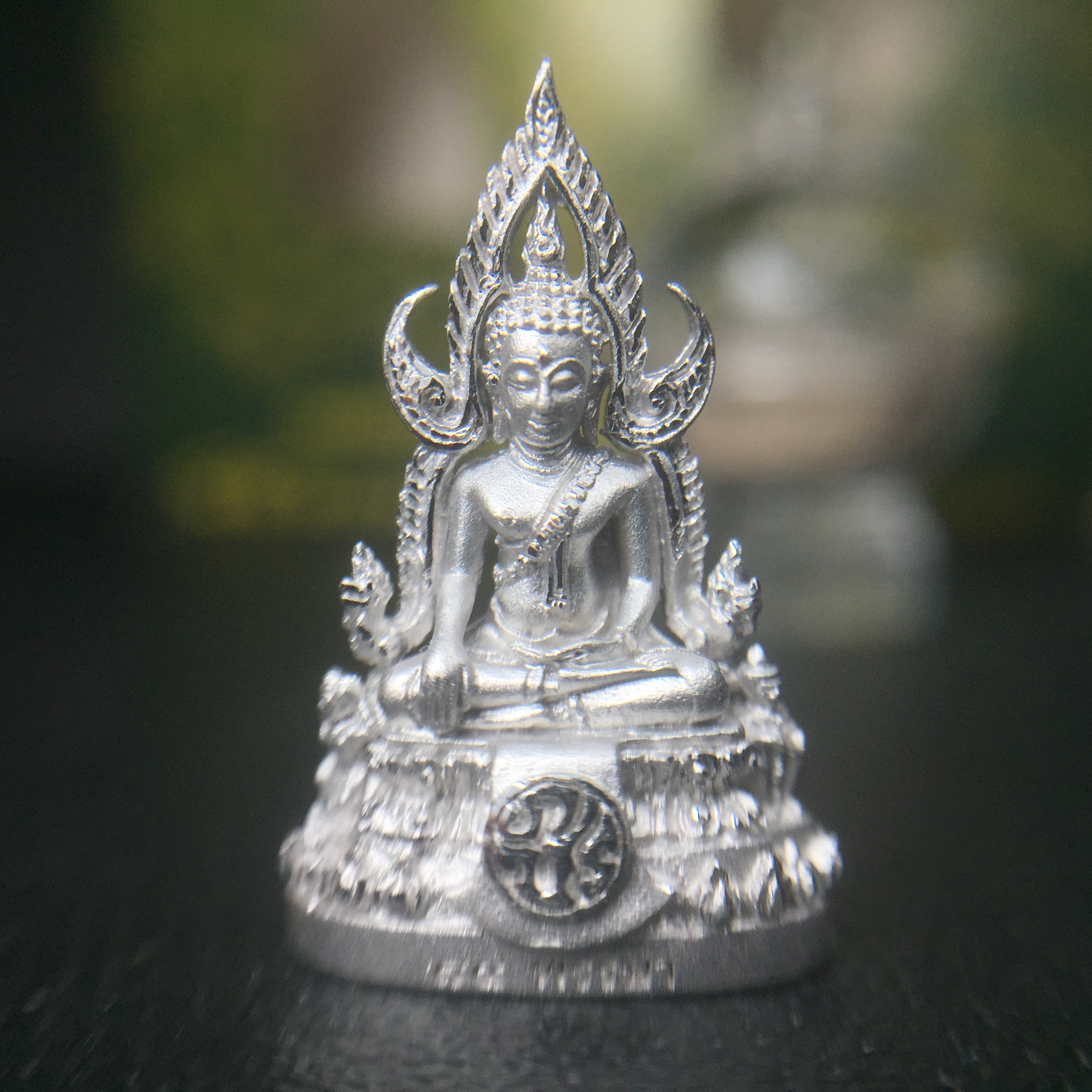 พระพุทธชินราช(จำลอง) ภปร. 84 พรรษา เนื้อเงินชุบทองคำขาว พิมพ์เล็กขนาดหน้าตัก 1/4 นิ้ว (สภาพสวยเดิม))(พระราชทานมวลสาร จิตรลดาและเส้นพระเจ้า(เส้นผม))