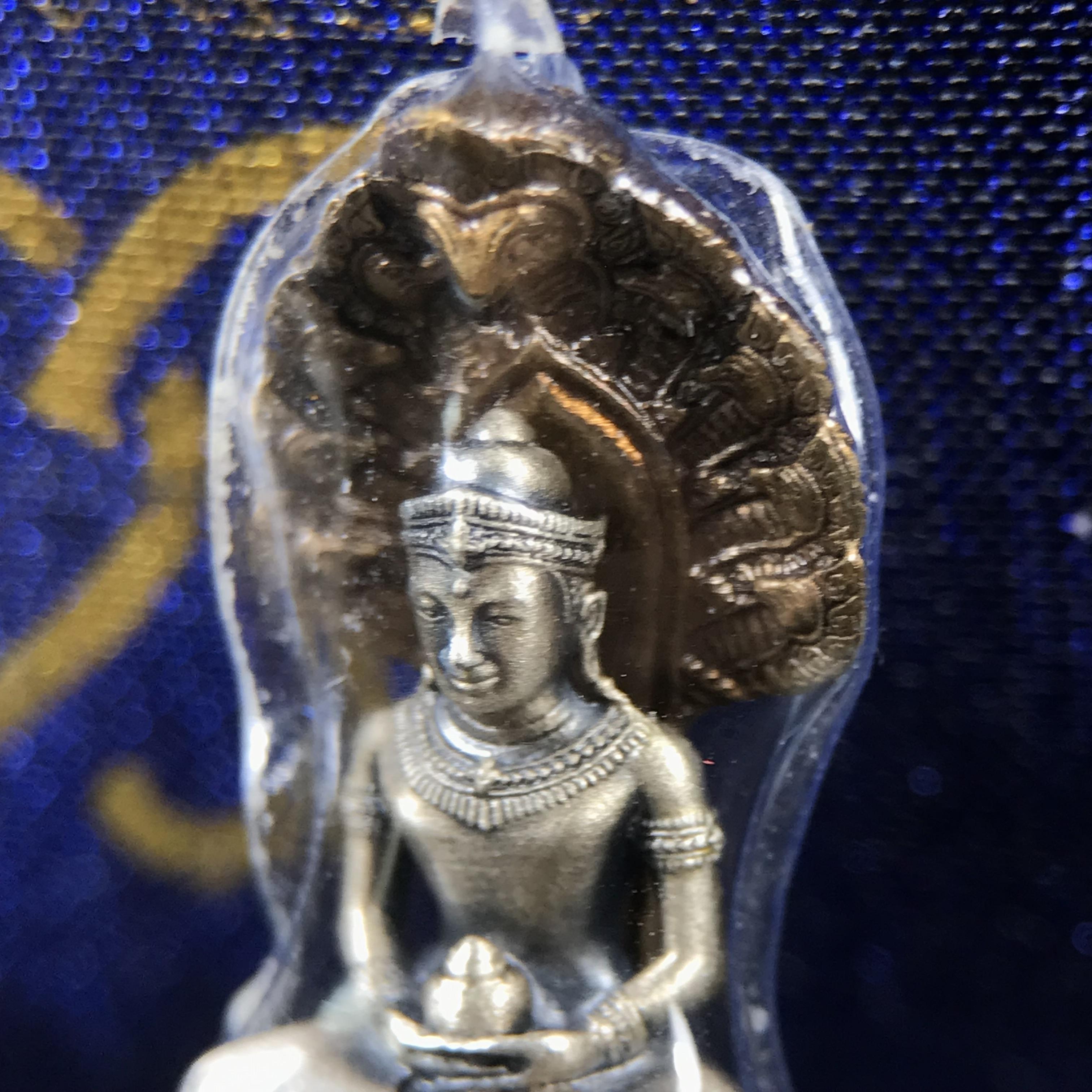 พระพุทธสิรินาคเภษัชยคุรุจุฬาภรณ์ ที่ระลึกโรงพยาบาลจุฬาภรณ์ พระกริ่งเงินฐานบรอนซ์ ขนาดความสูง 2.7 เซนติเมตร สภาพสวย ซีนซองกล่องบรรจุเดิมครบ องค์หมายเลข ๑๗๙๗