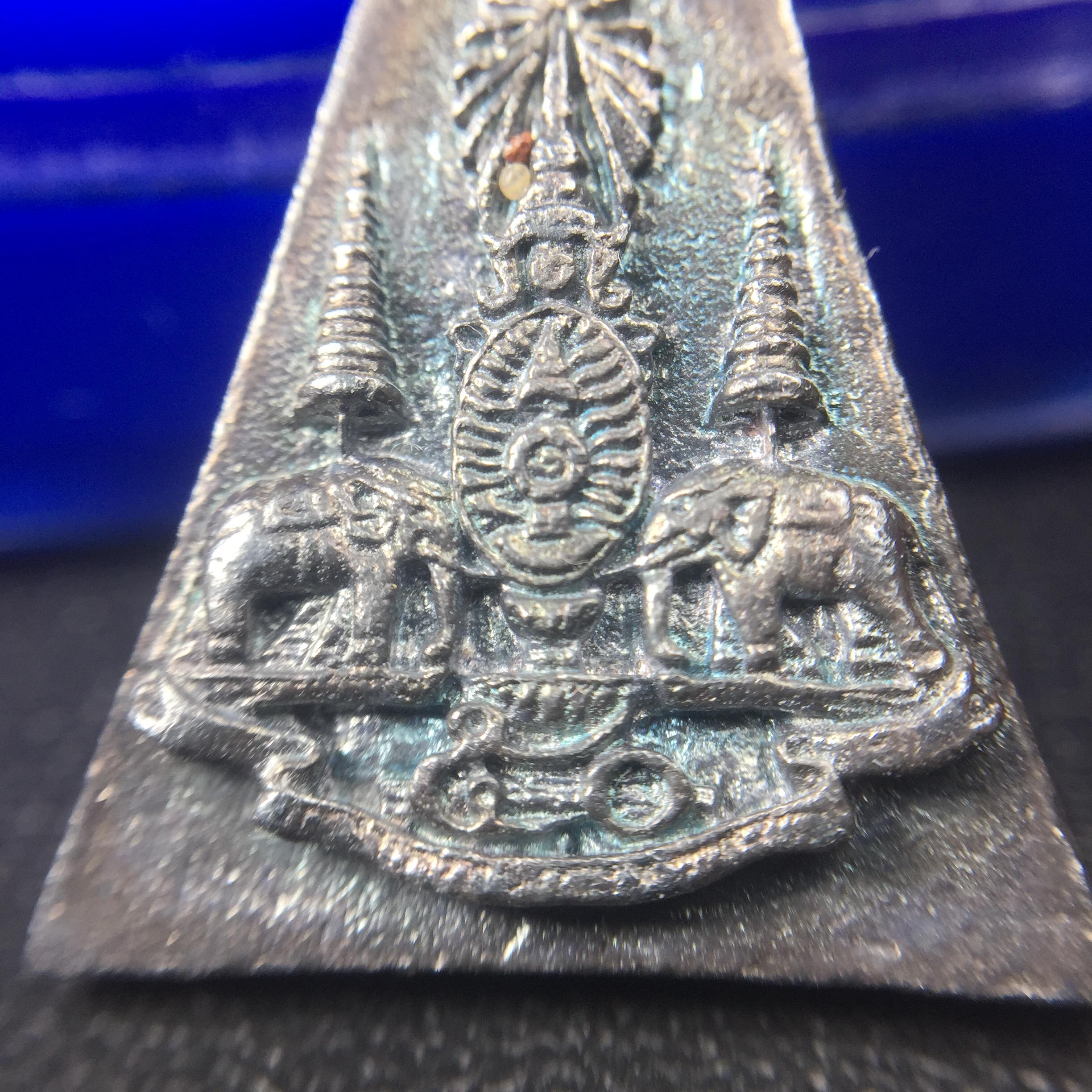 พระกำลังแผ่นดิน (สมเด็จจิตรลดา2) จัดสร้างเฉลิมพระเกียรติ ร.9 ครองราชย์ 50 ปี 2539 เนื้อเงิน+เนื้อนวโลหะ(สร้างน้อยหายาก)พร้อมกล่องบรรจุเดิม(1ใน2539องค์)