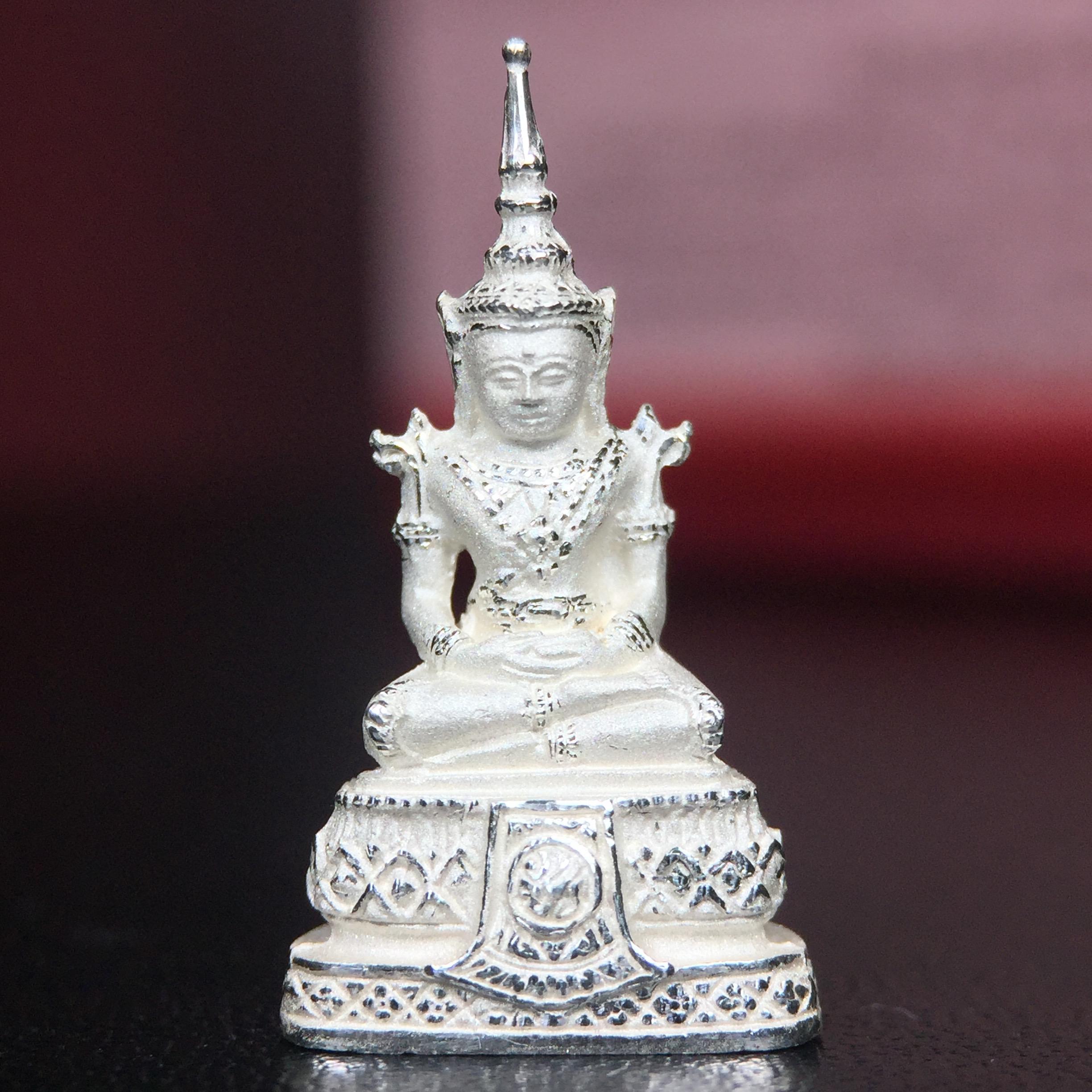พระแก้วมรกต ภปร.(รุ่นแรก) ปี2545 จัดสร้างในมหาวโรกาส พระบาทสมเด็จพระเจ้าอยู่หัวรัชกาลที่ 9 ครบรอบ 75 พรรษา และฉลองกรุงรัตนโกสินทร์ครบ 220 ปี พิมพ์ลอยองค์เล็ก เนื้อเงินบริสุทธิ์ 92.5% ขนาด 10*19 มม. พร้อมกล่องบรรจุเดิม สวยครบสมบูรณ์(องค์หมายเลข 2541)
