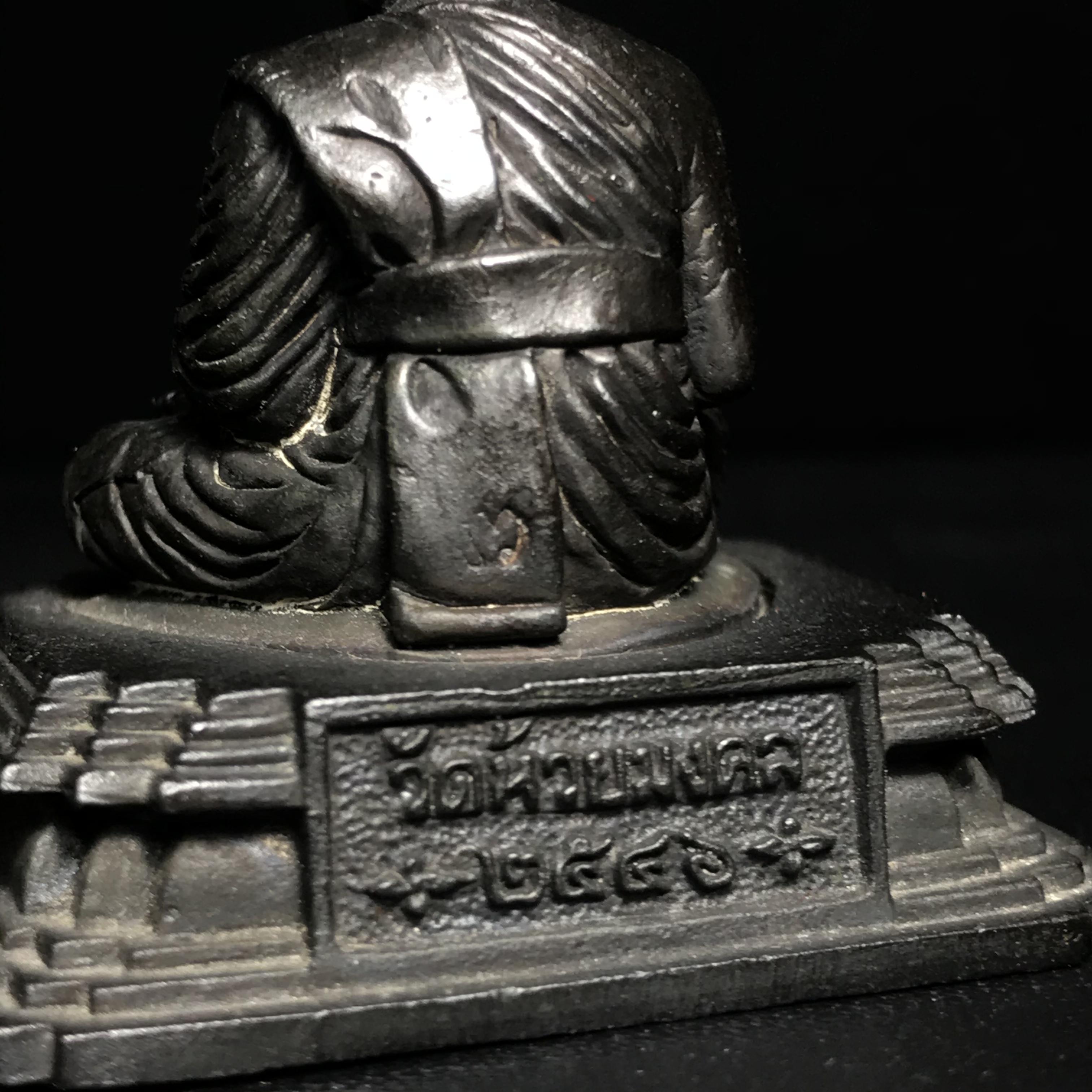 รูปหล่อพระหลวงพ่อทวด สก. ขนาดตั้งบูชาหน้ารถ วัดห้วยมงคล ปี 2546(รุ่น2) สร้างจากเนื้อโลหะที่ตัดชนวนจากส่วนของเศียรหลวงพ่อทวดองค์ใหญ่(คุ้มครองปลอดภัย แคล้วคลาด พิธีใหญ่ มวสสารดี)1 ใน 2500 องค์